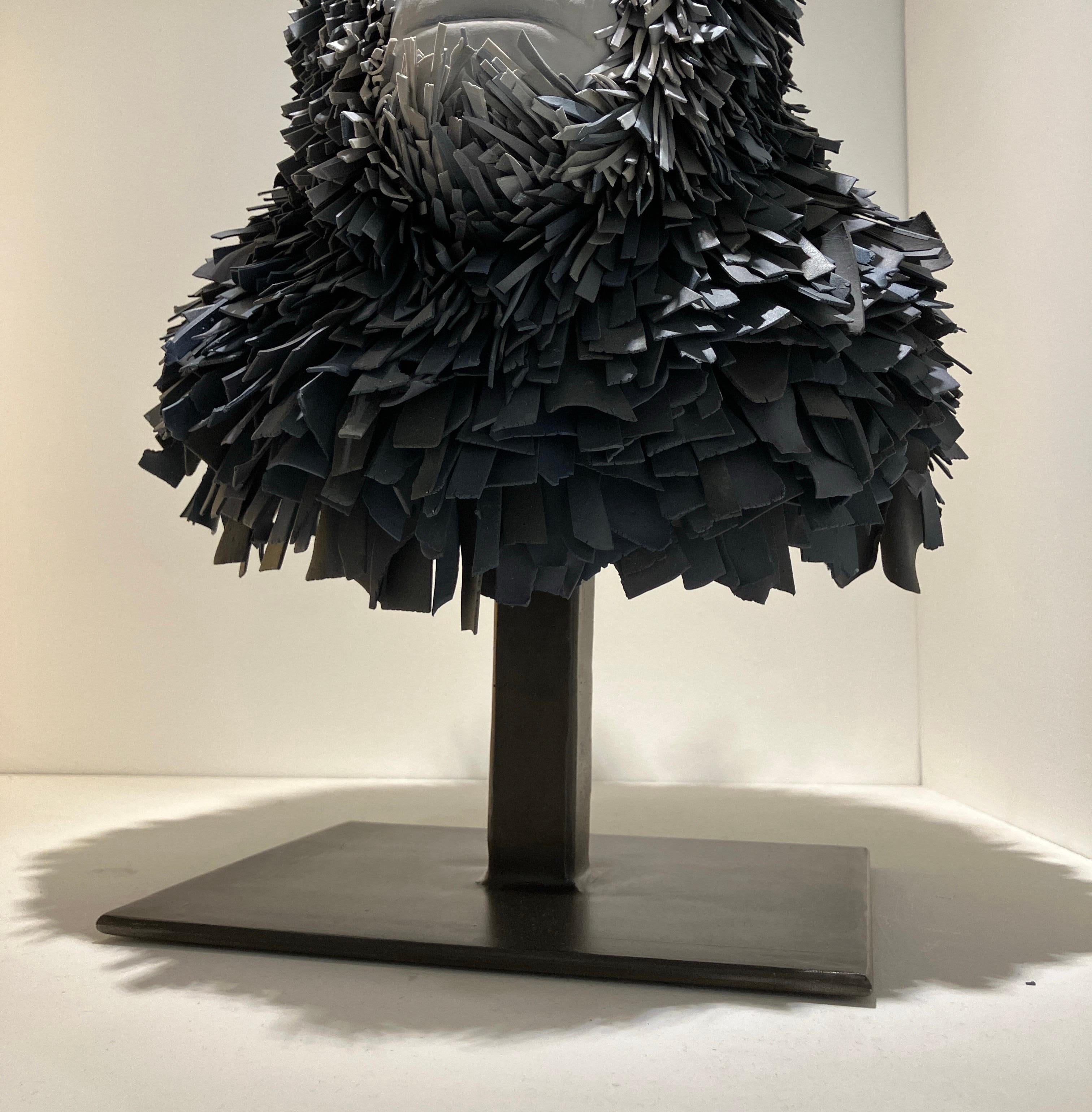 Manteau par Lindsay Pichaske, 2024, Sculpture figurative en porcelaine avec base en acier. en vente 5