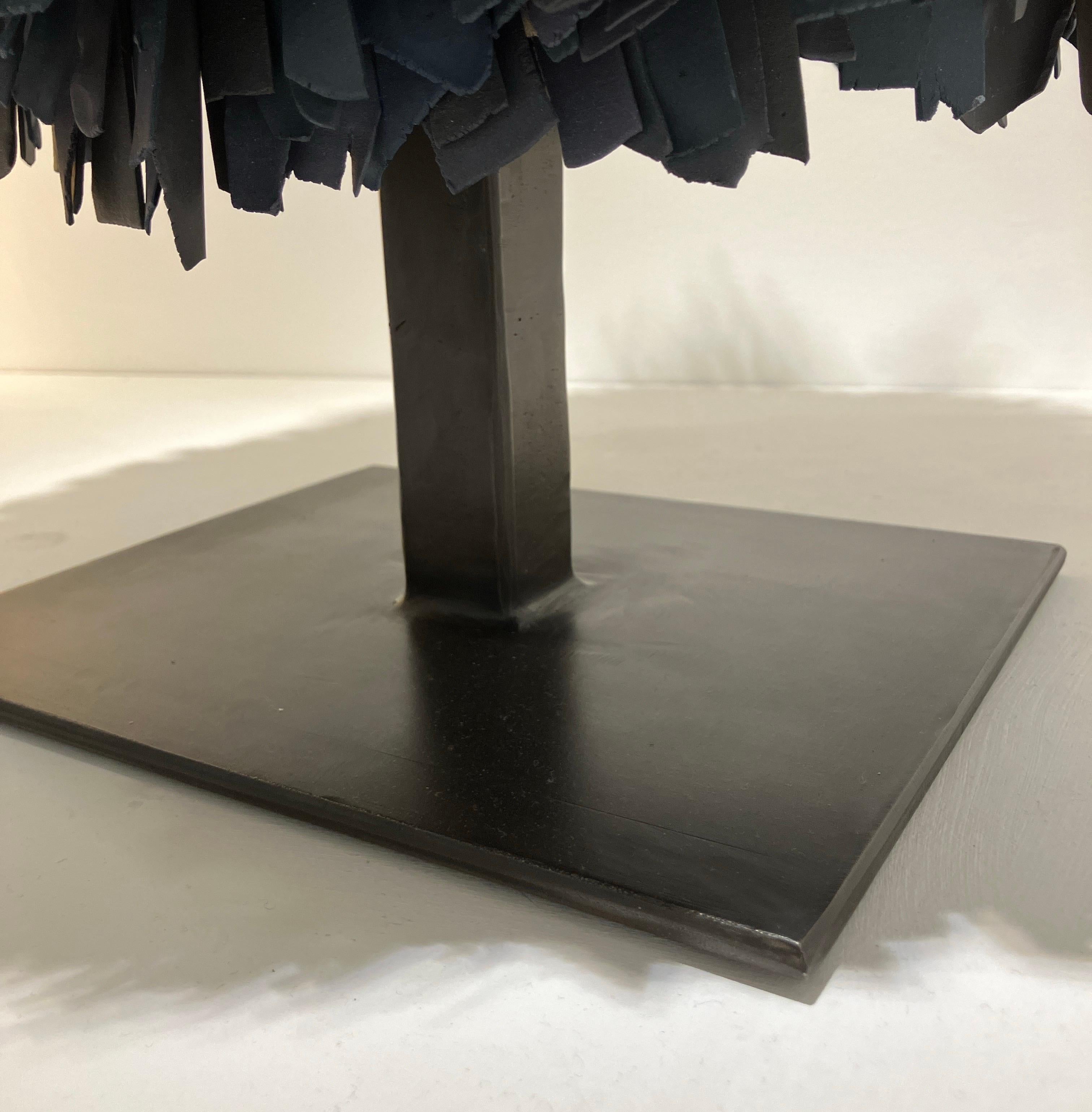Manteau par Lindsay Pichaske, 2024, Sculpture figurative en porcelaine avec base en acier. en vente 6