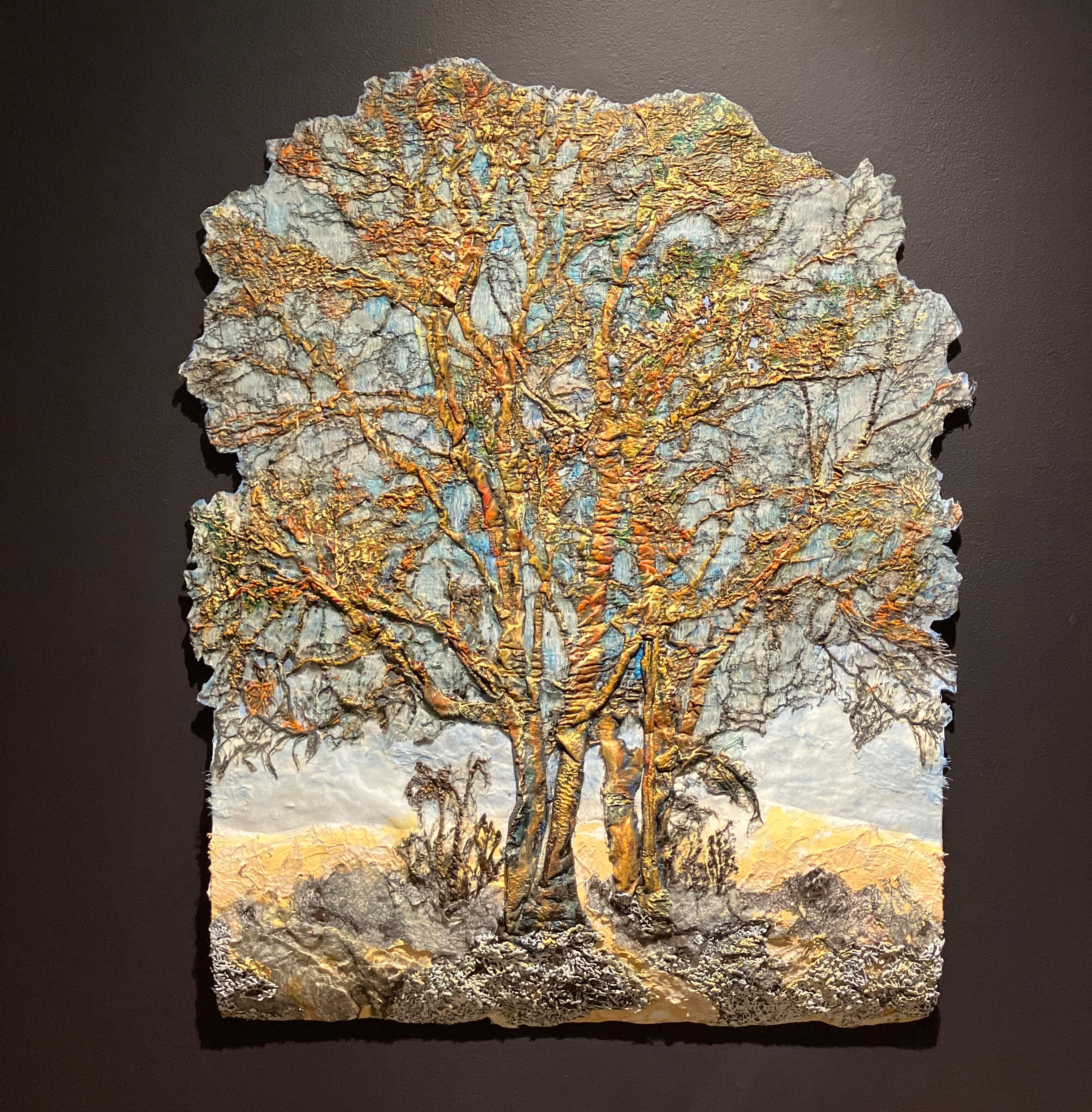 Goldene goldene Leuchte, Lesley Richmond, 2025, Wandbehang aus Fiberglas-Textil in Mischtechnik im Angebot 3