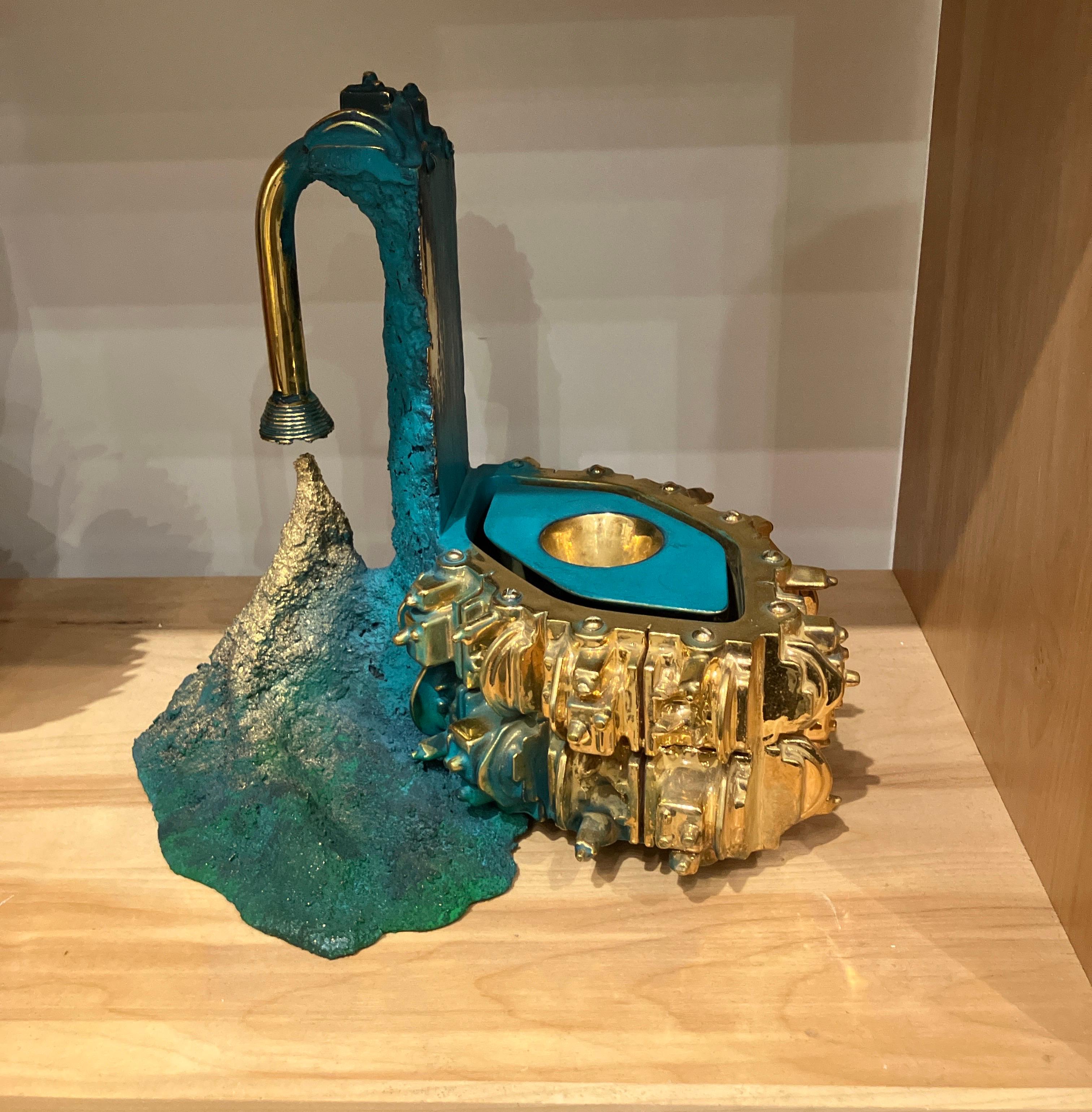 « Crucible euclidienne avec robinet,lag de production, faïence, lustre en or - Contemporain Sculpture par Steven Montgomery
