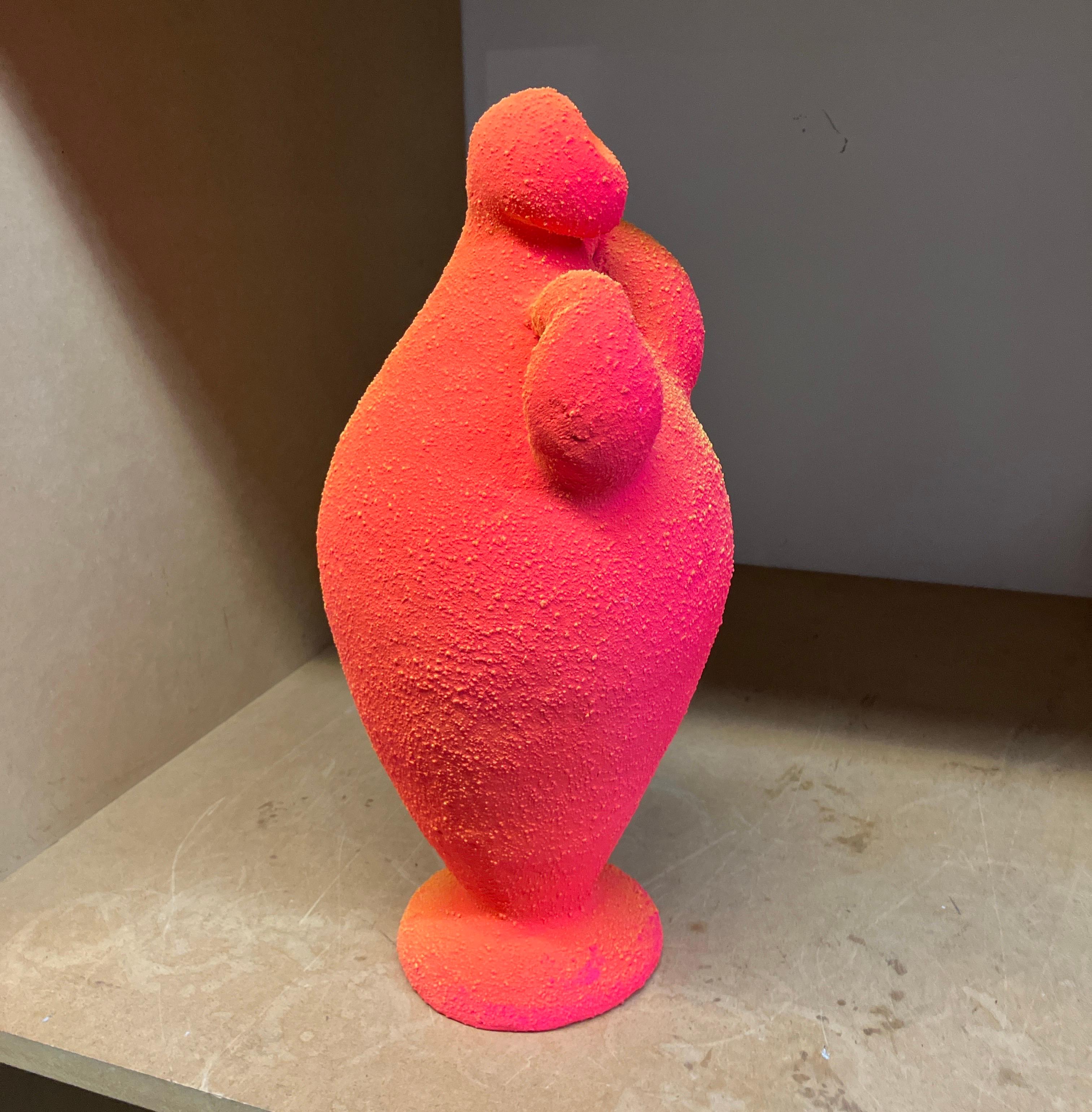Maxwell Mustardo est un artiste céramiste dont les formes très texturées sont le résultat de recherches méticuleuses sur la chimie de la cuisson au four. Il utilise des matériaux tels que le verre, les métaux et le plastique dans le processus