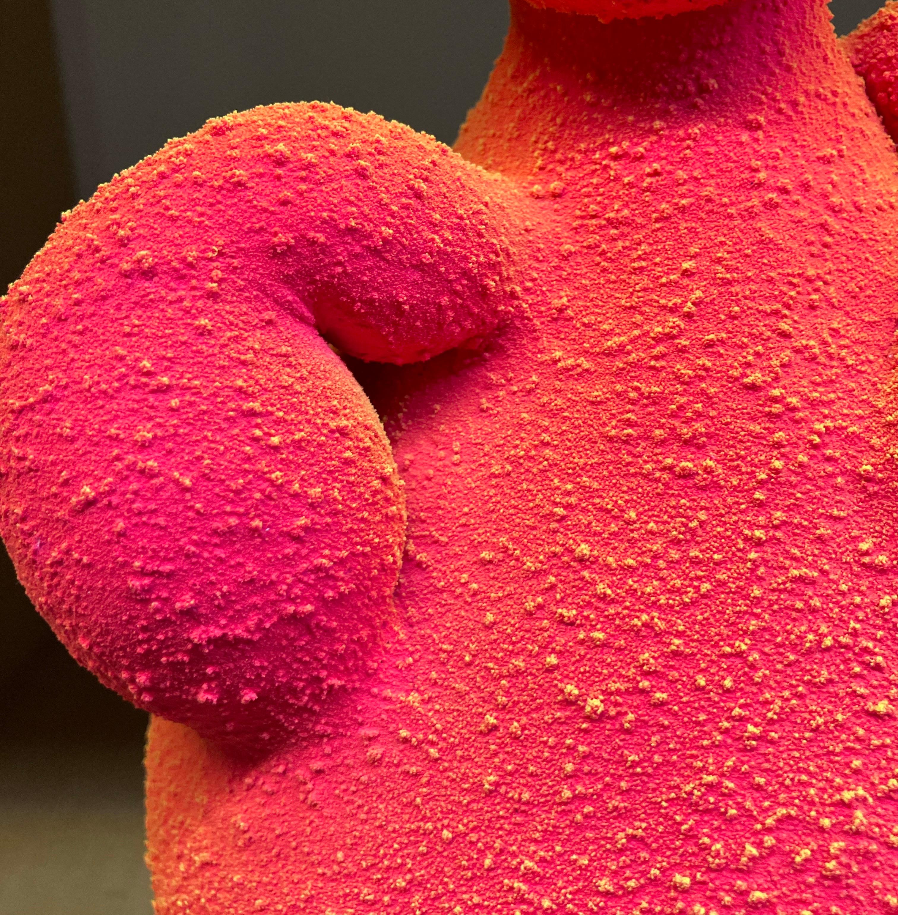 « Pink & Yellow Amphora 2 », techniques mixtes, céramique, sculpture, grès, plastique en vente 4