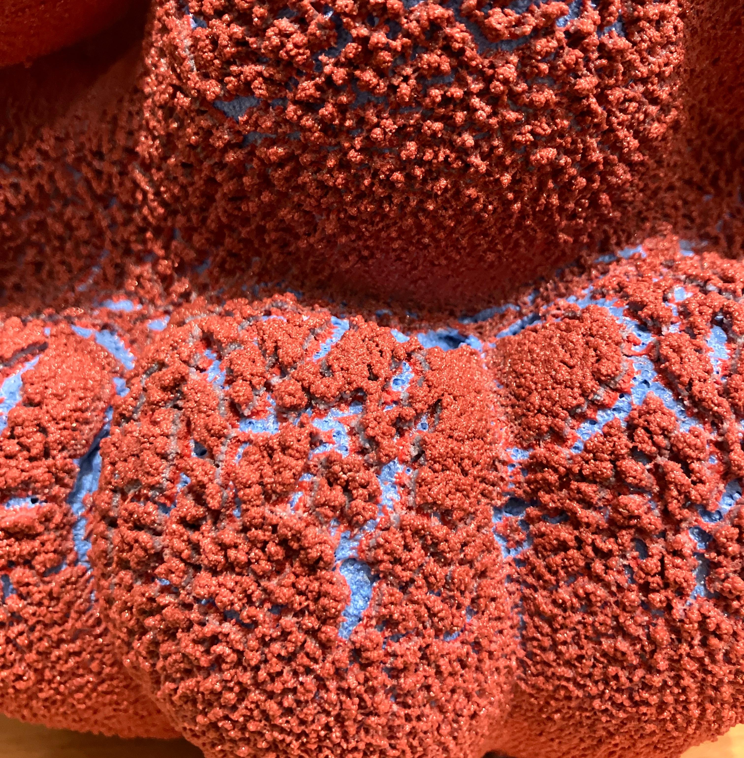 Sculpture abstraite contemporaine en céramique, vase en grès émaillé, rouge et bleu en vente 2