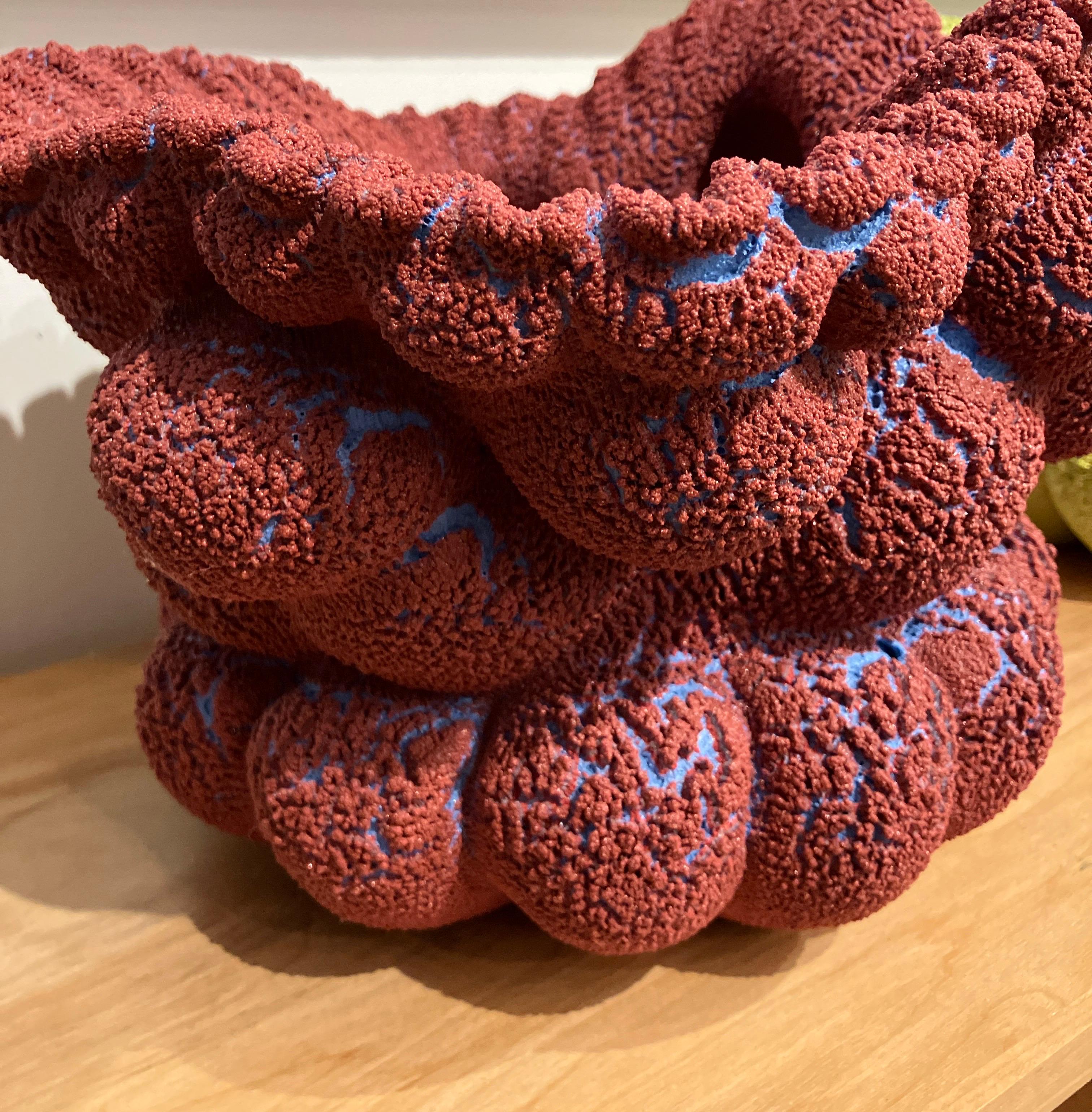 Sculpture abstraite contemporaine en céramique, vase en grès émaillé, rouge et bleu en vente 7