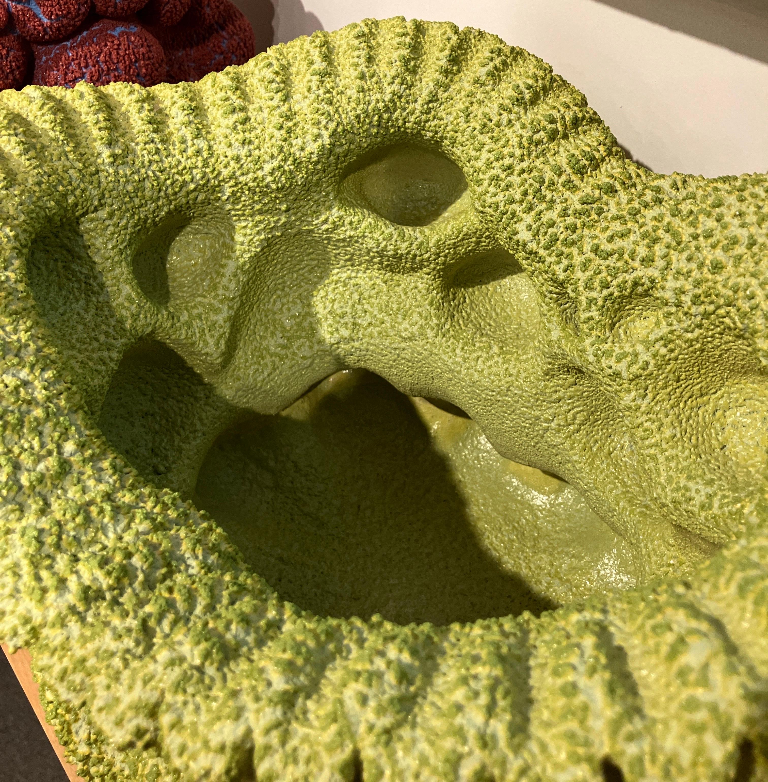 Sculpture abstraite contemporaine en céramique, vase en grès émaillé, Krater vert en vente 1