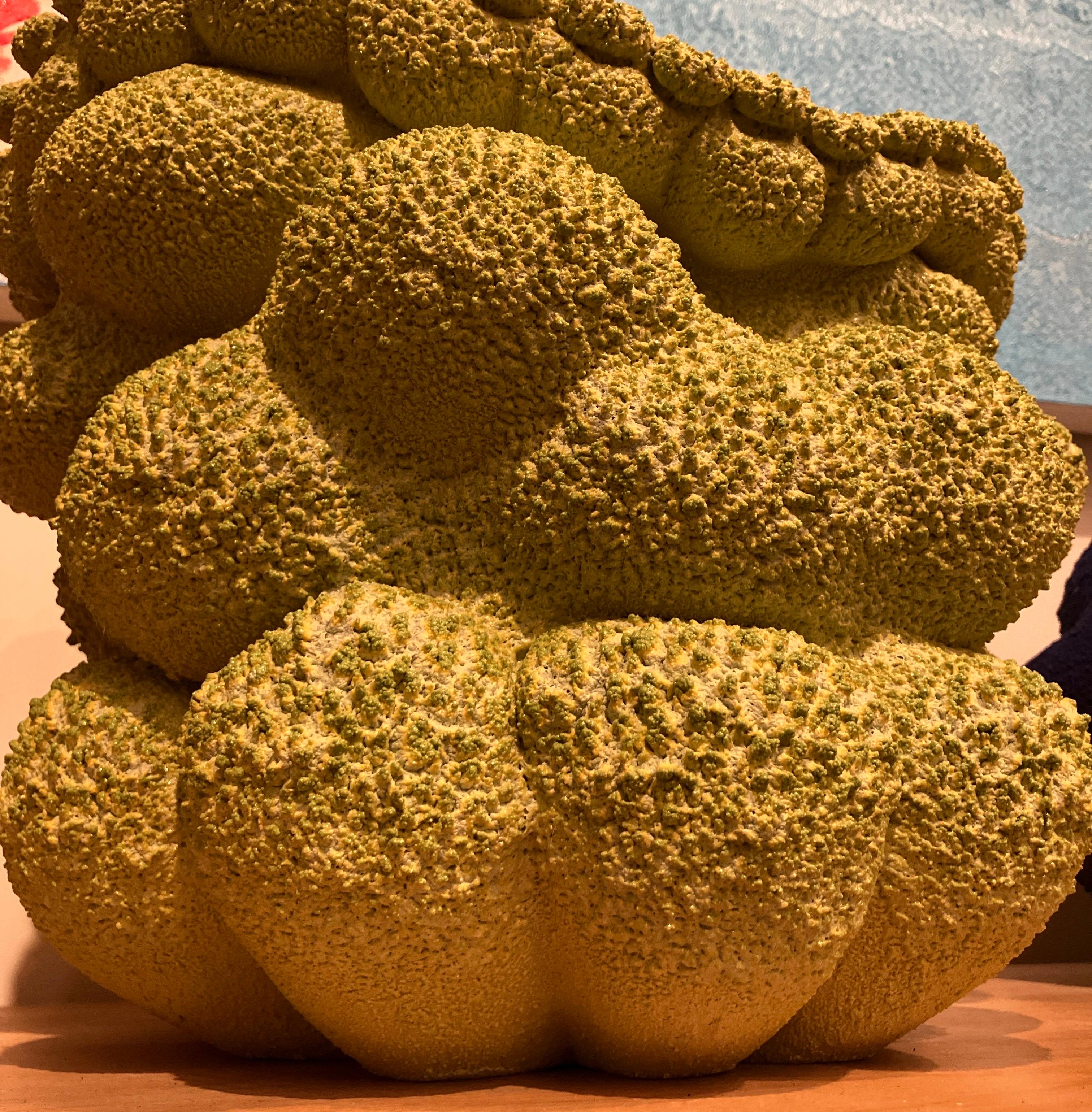 Sculpture abstraite contemporaine en céramique, vase en grès émaillé, Krater vert en vente 5