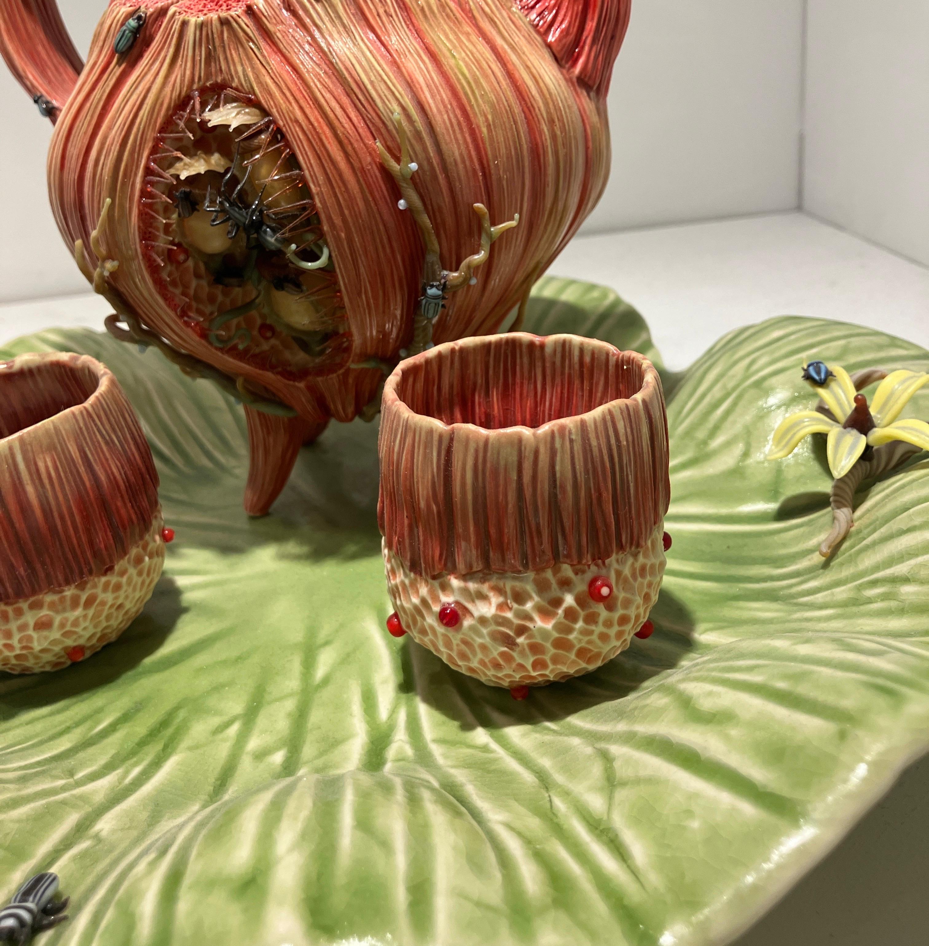 Ensemble théière et tasses surréaliste avec plateau, céramique et verre en vente 3