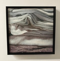 „Strata No 8“, Mixed Media-Fotografiedruck auf Seide, handgesticktes Detail