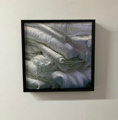 Strata Nr. 7 von Luanne Rimel, 2023, Originalfotografie auf Seide gedruckt, gerahmt