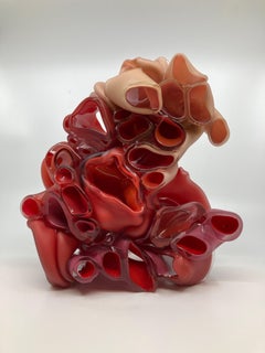 Scultura astratta compositiva in vetro, rossa, 10 x 5 x 11,5 pollici, di Kim Harty