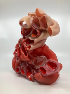 Scultura astratta compositiva in vetro, rossa, 10 x 5 x 11,5 pollici, di Kim Harty