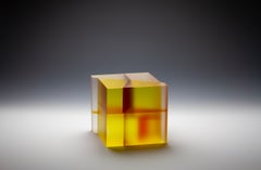 “Dislocation” di Jiyong Lee, 7,25 x 7 x 7,25 pollici, vetro ottico, laminato a colori