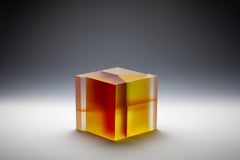 “Dislocation” di Jiyong Lee, 7,25 x 7 x 7,25 pollici, vetro ottico, laminato a colori