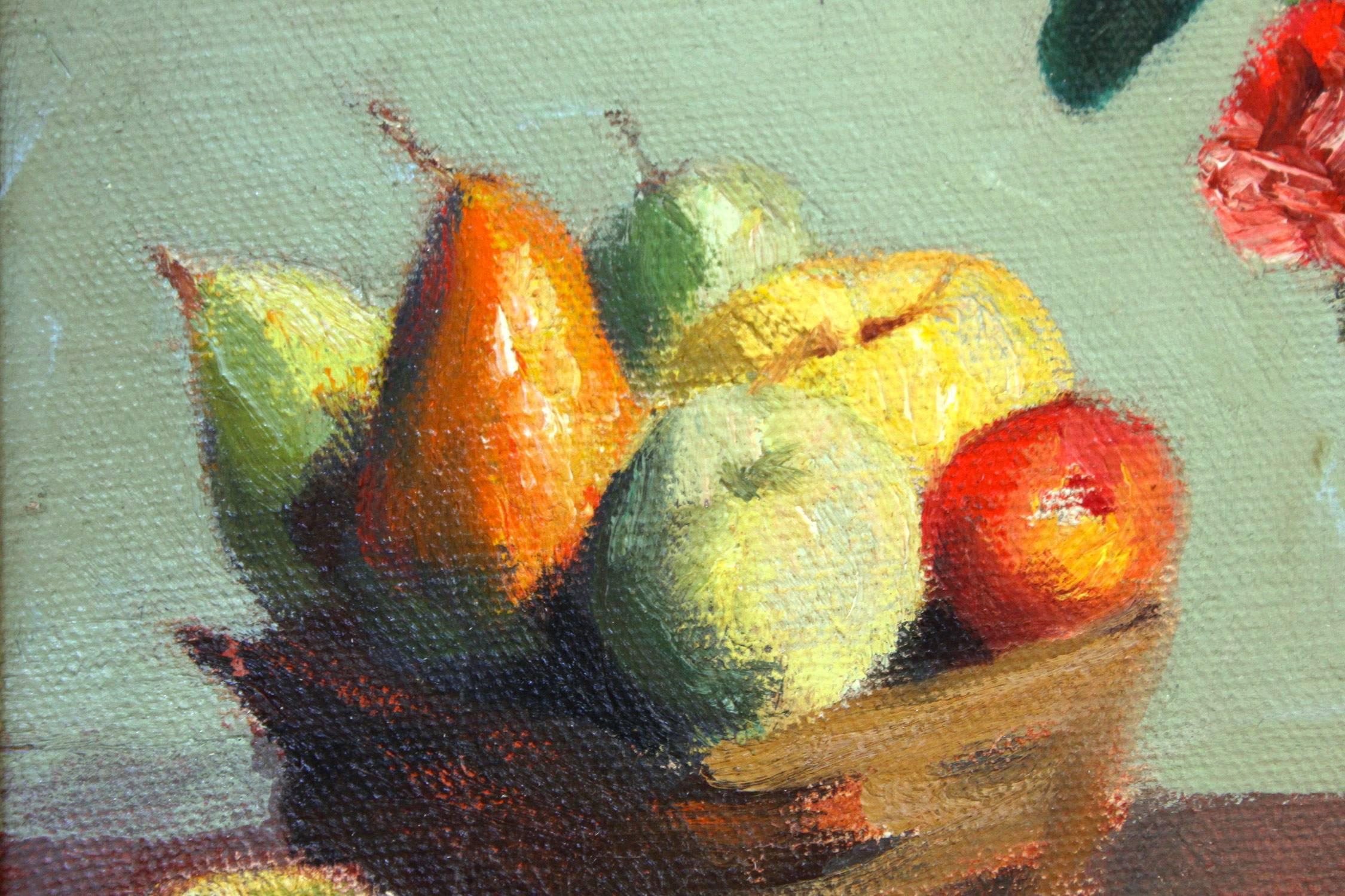 Un encantador bodegón en miniatura que representa frutas en una cesta, junto con flores en un jarrón, una taza de té y un libro. Da la sensación de que alguien acaba de entrar en la habitación, ya que acaba de pelar una naranja y parece que el té se