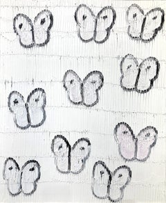 «White Field»: mariposas negras sobre un fondo blanco como una nube con marco antiguo