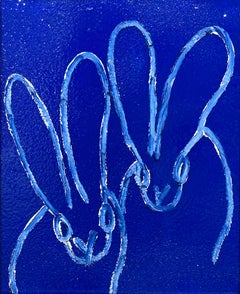 "Cobalt Blue Bunnies" – Coniglietti con polvere di diamante su dipinto a olio blu con cornice antica