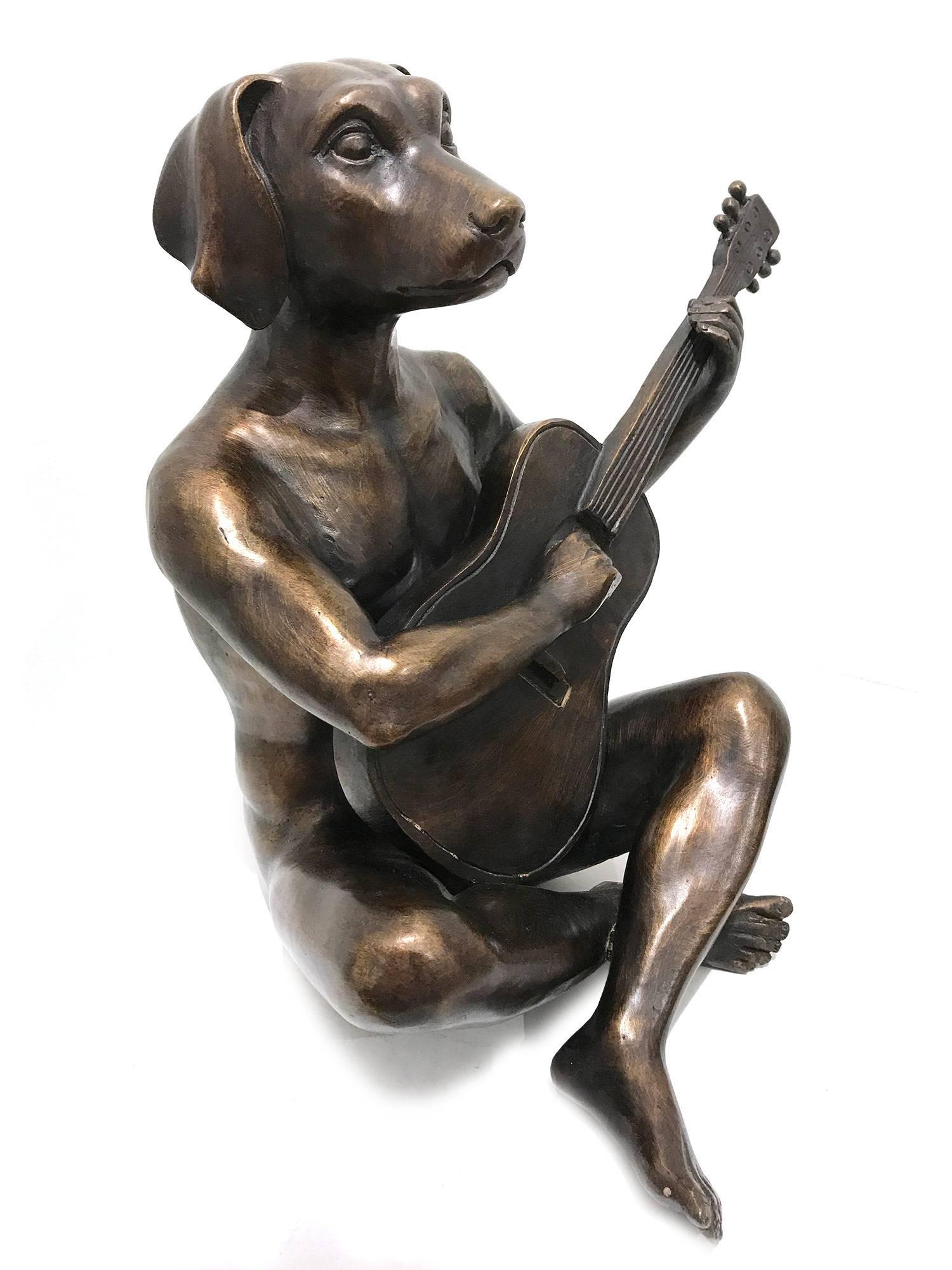 „Er spielte wie er war Keith Richards“, Hund mit Gitarre, Bronzeskulptur im Angebot 4