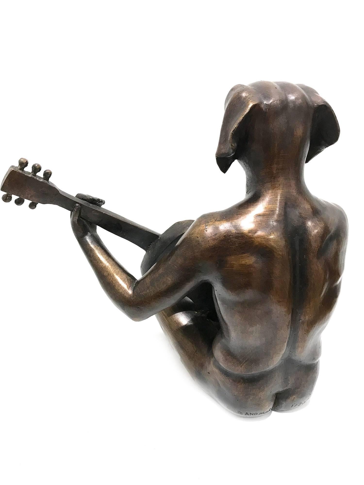 « Il jouait comme il était Keith Richards » - Sculpture de chien à guitare en bronze en vente 2