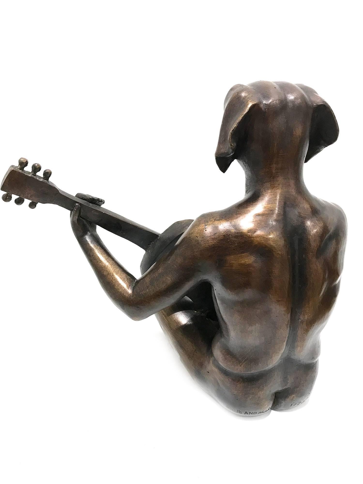 Un pezzo stravagante ma molto forte che raffigura l'Uomo Cane delle iconiche figure di Gillie e Marc dell'Ibrido Cane/Nonno Umano, che ha riscosso grande stima in tutto il mondo. Qui troviamo l'Uomo Cane seduto mentre suona la chitarra. Gli artisti