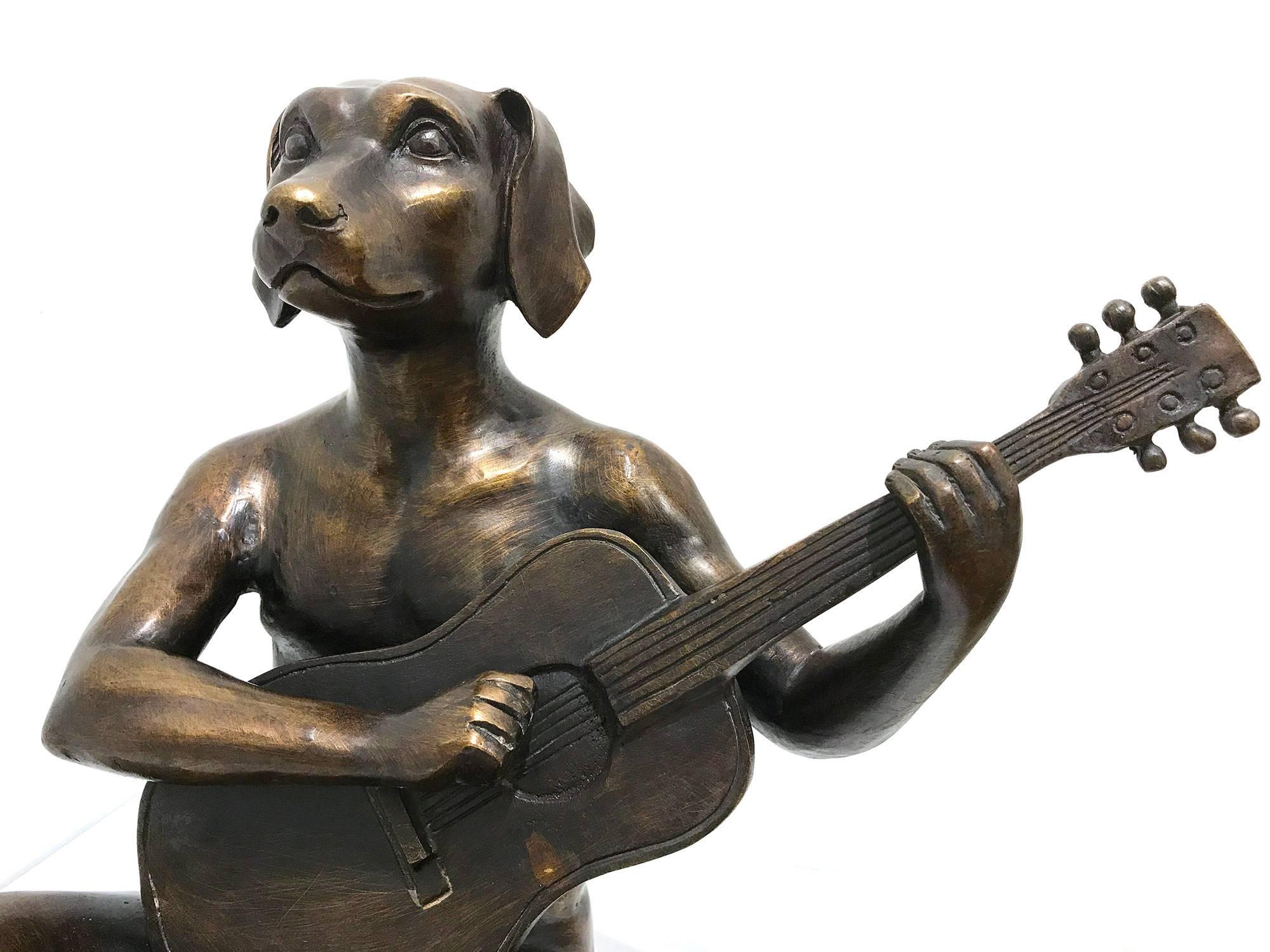 „Er spielte wie er war Keith Richards“, Hund mit Gitarre, Bronzeskulptur im Angebot 7