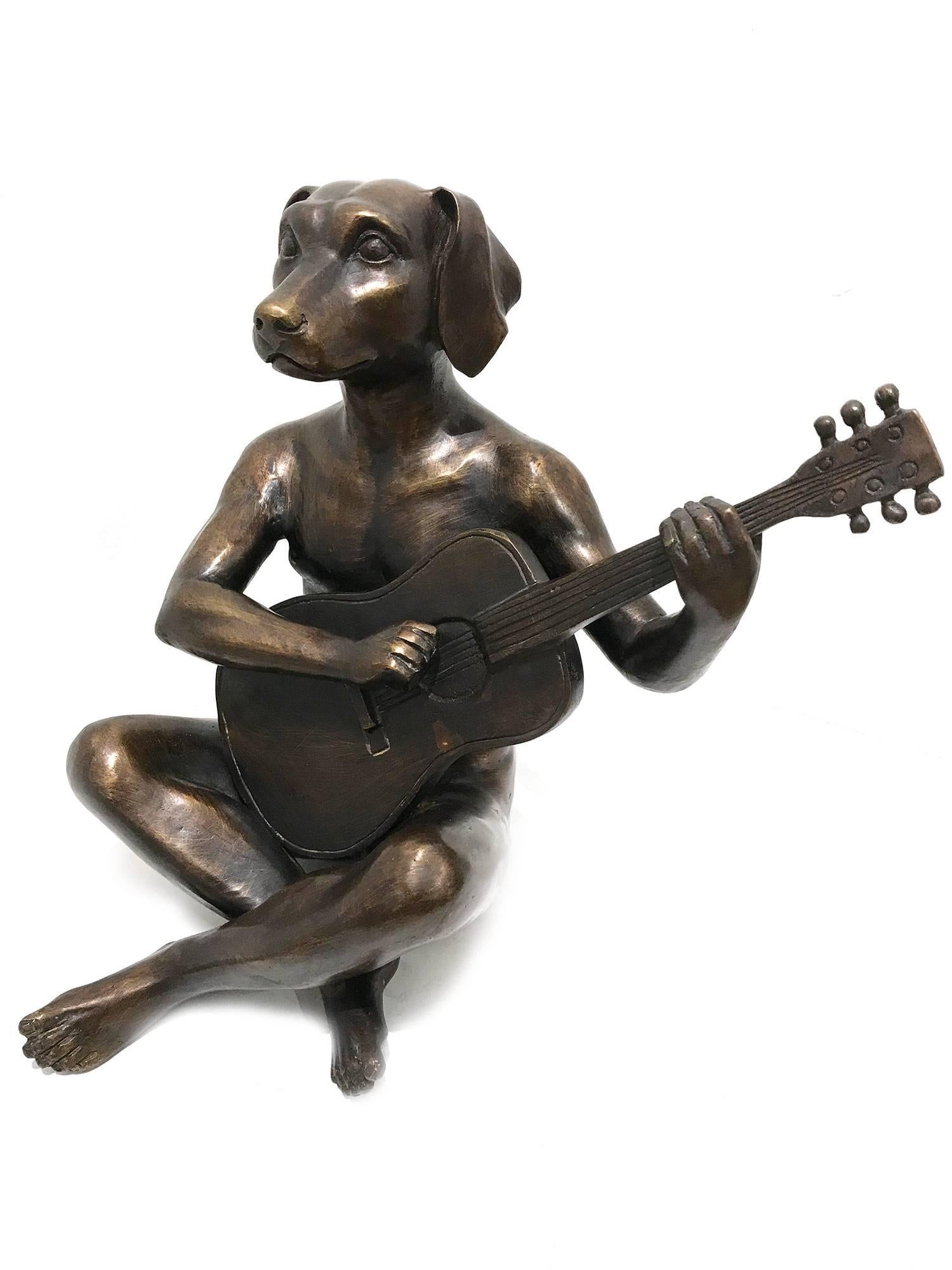 « Il jouait comme il était Keith Richards » - Sculpture de chien à guitare en bronze - Or Figurative Sculpture par Gillie and Marc Schattner