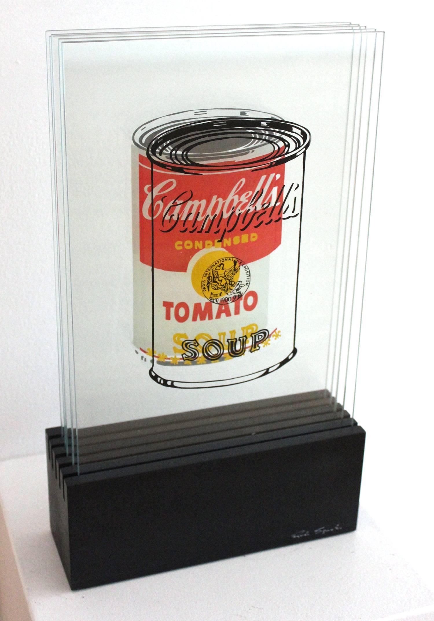 Une pièce sculpturale réalisée à partir de morceaux de verre de l'emblématique soupe à la tomate Campbell. Signé dans le coin inférieur droit. Rudi Sgarbi est né en 1975 à Rio de Janeiro, au Brésil. C'est un artiste polyvalent à la recherche d'un