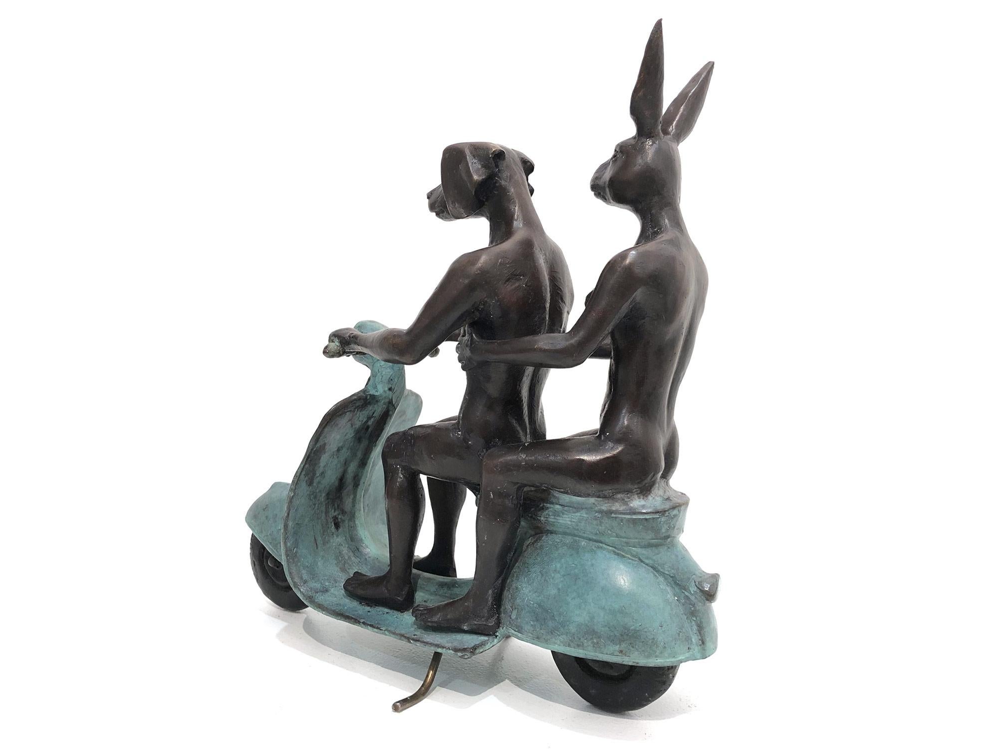 Sie waren die authentischen Vespa-Reiter in Rom (Bronze mit grüner Patina) (Pop-Art), Sculpture, von Gillie and Marc Schattner