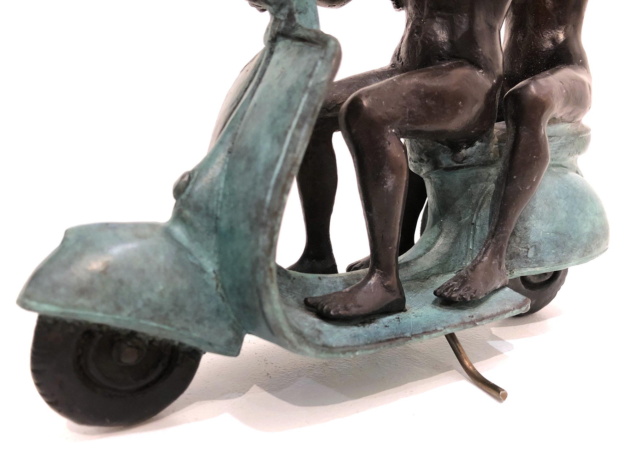 Sie waren die authentischen Vespa-Reiter in Rom (Bronze mit grüner Patina) im Angebot 7