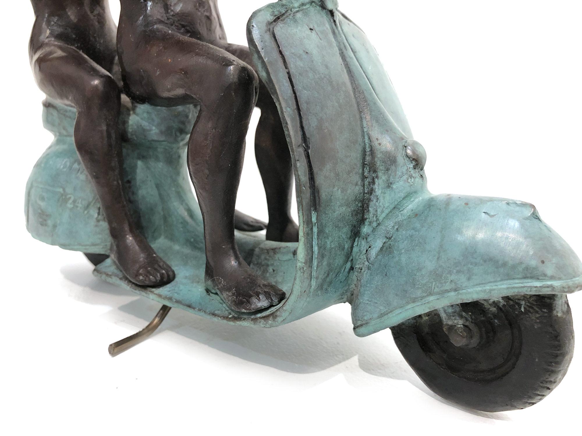 Sie waren die authentischen Vespa-Reiter in Rom (Bronze mit grüner Patina) im Angebot 12