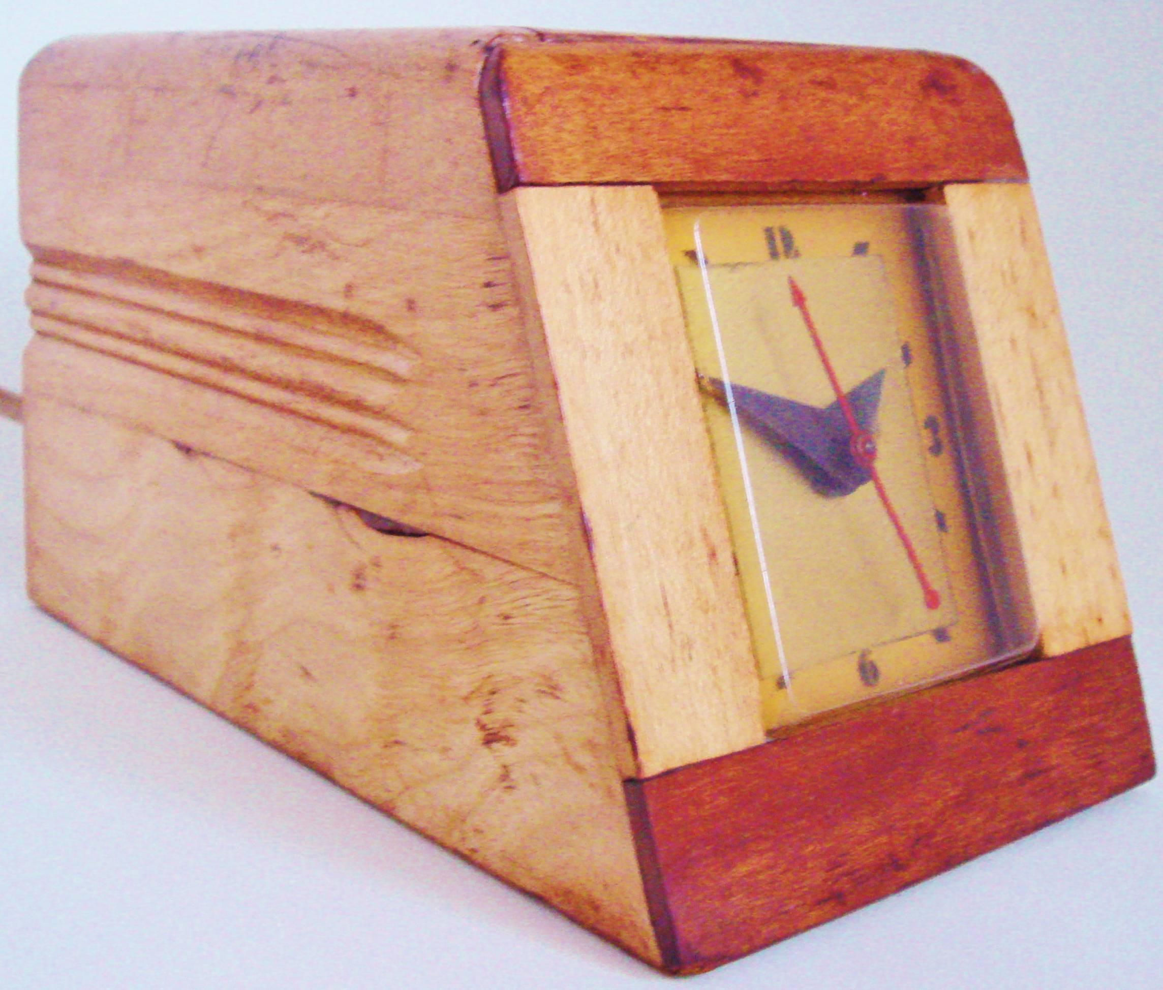 This rare American Art Deco Vgoue precision electric clock was manufactured in 1945 by the precision instrument firm of Gray Research & Development Labs of Bristol Connecticut. (The name Vgoue is correct and not a typo by Decollect!) The