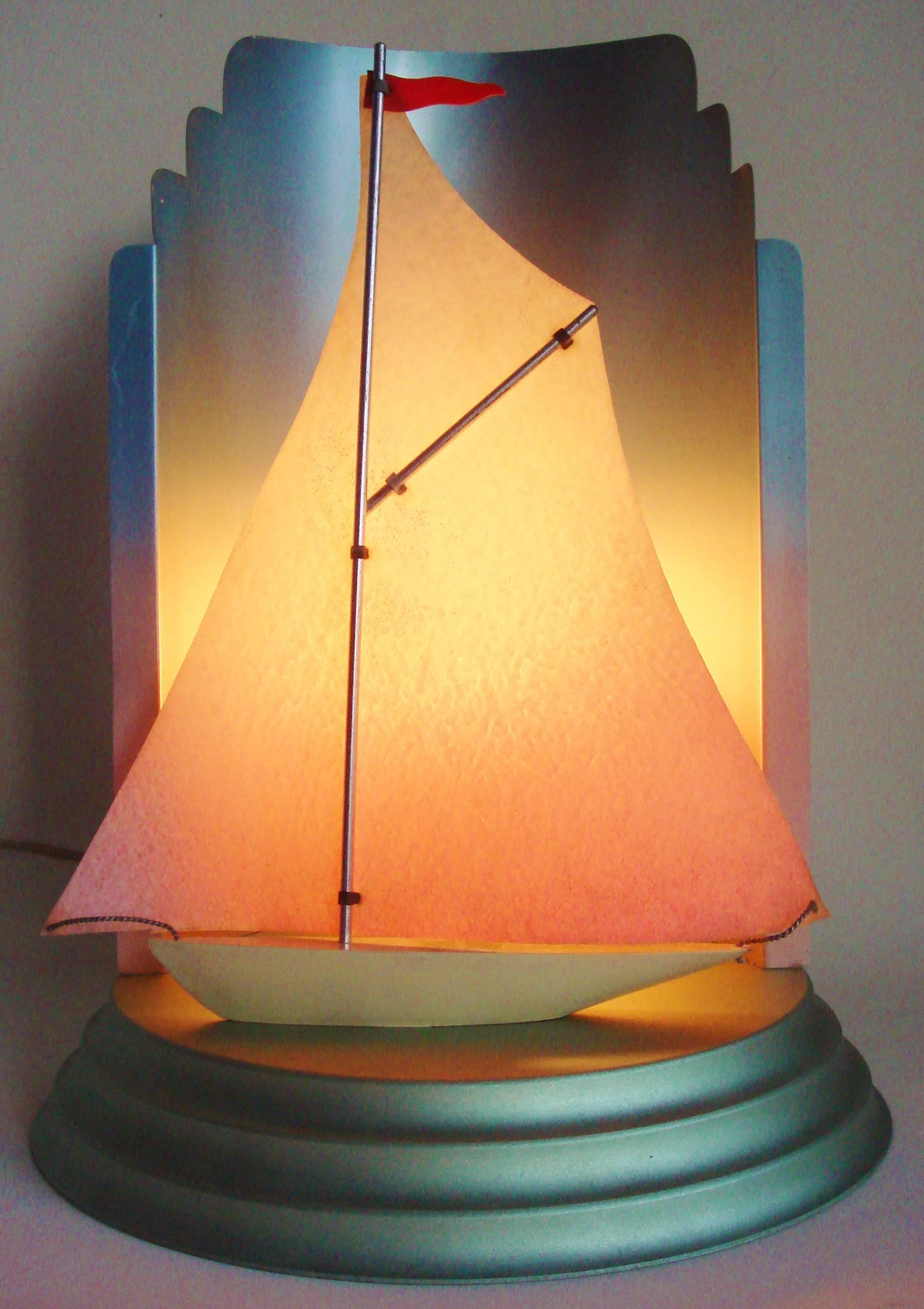 This stunning and rare English Art Deco Aluminium yacht lamp is from the Kingsway range by the famed silversmiths, William Suckling Limited of Albion and Vyse Streets, Birmingham. It features a cream hulled yacht with a polished chrome mast,