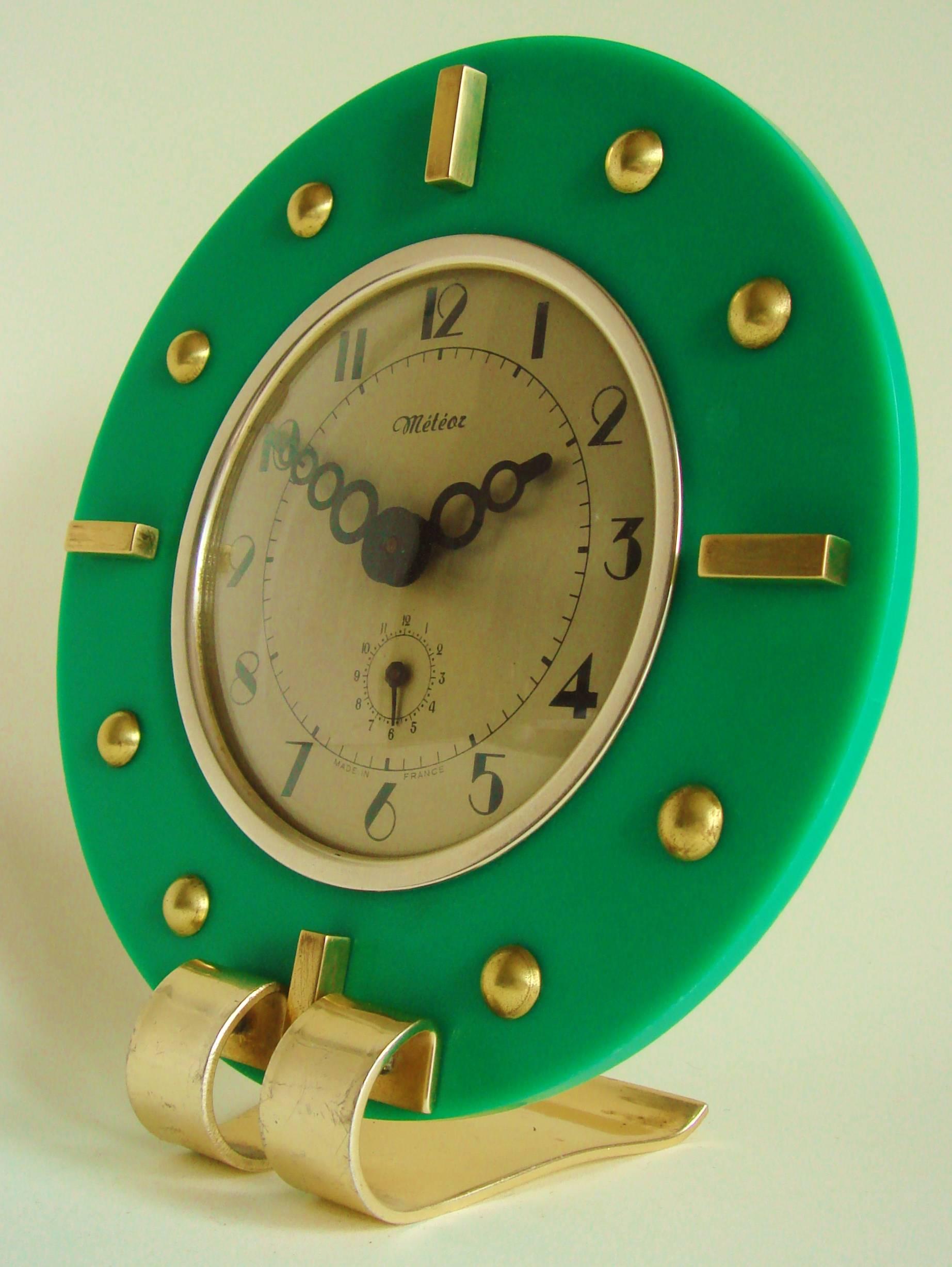 Stunning French Art Deco Green Lucite, Aluminium & Brass Mechanical Alarm Clock In Good Condition In Port Hope, ON