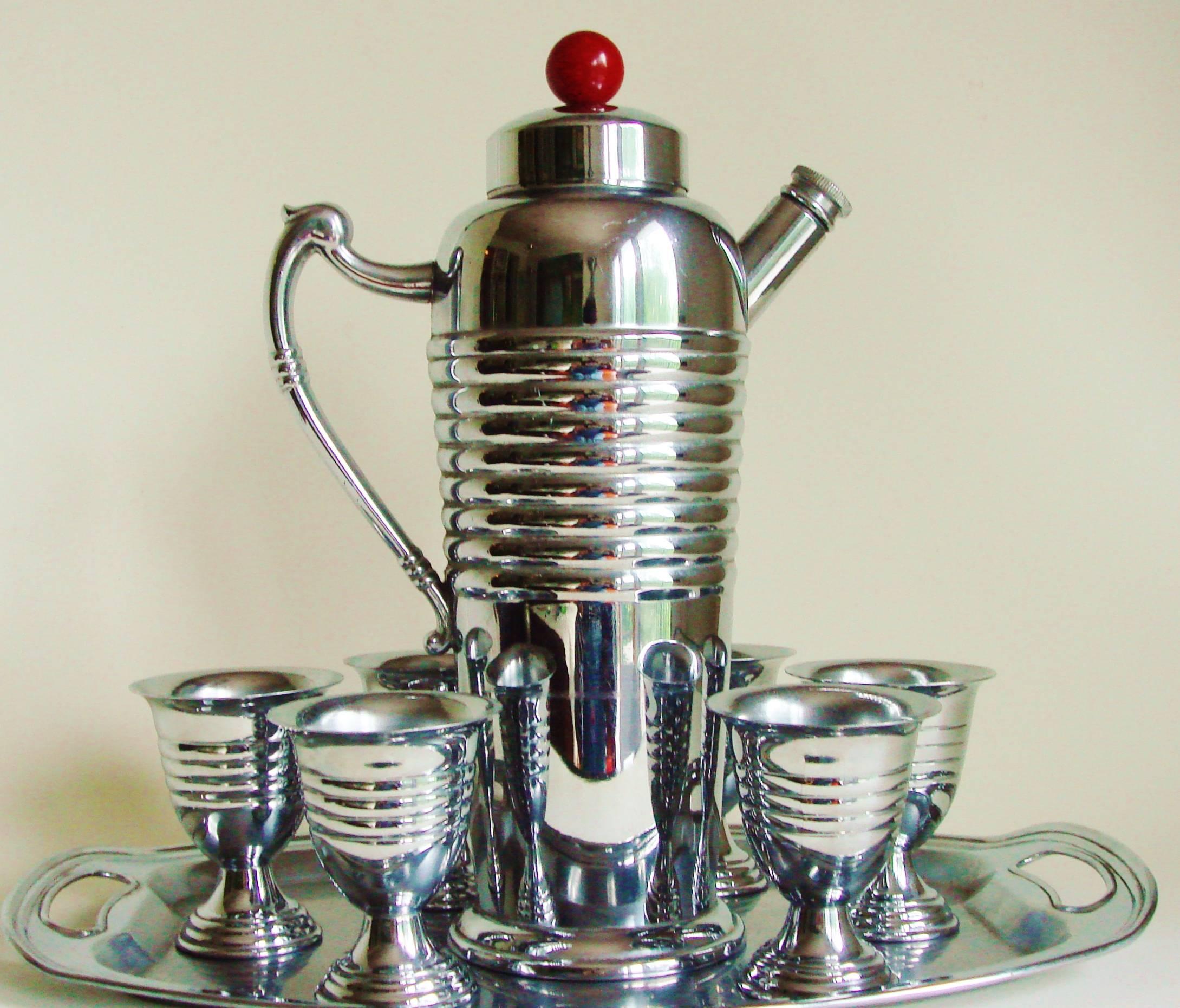 This smart American Art Deco eight-piece cocktail set is manufactured by the 