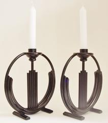 Grande paire de bougeoirs Art Déco américains en fer forgé émaillé noir