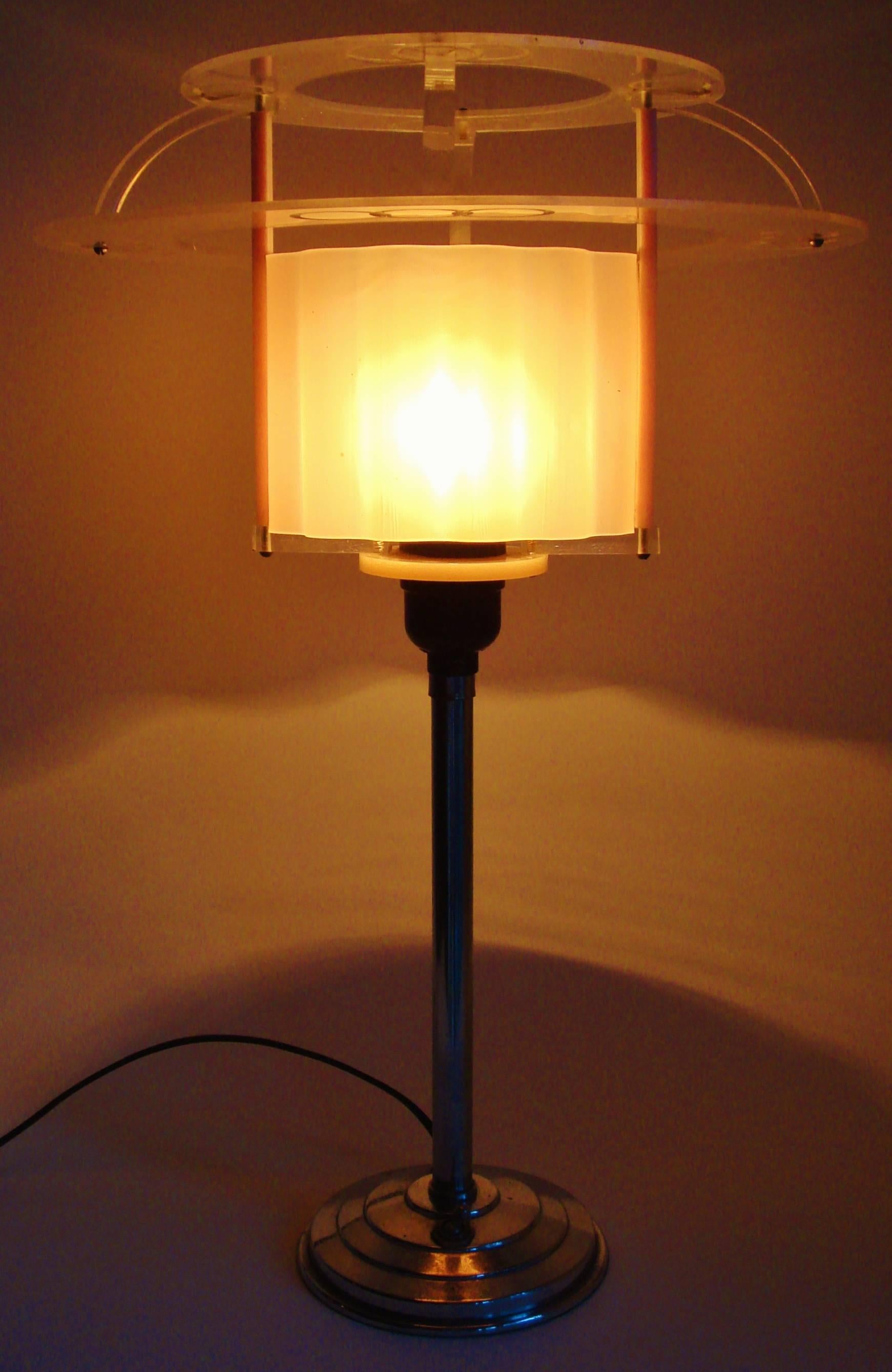 Mid-20th Century English Art Deco Table Lamp in Chrome with Pink and Etched Clear Lucite Shade