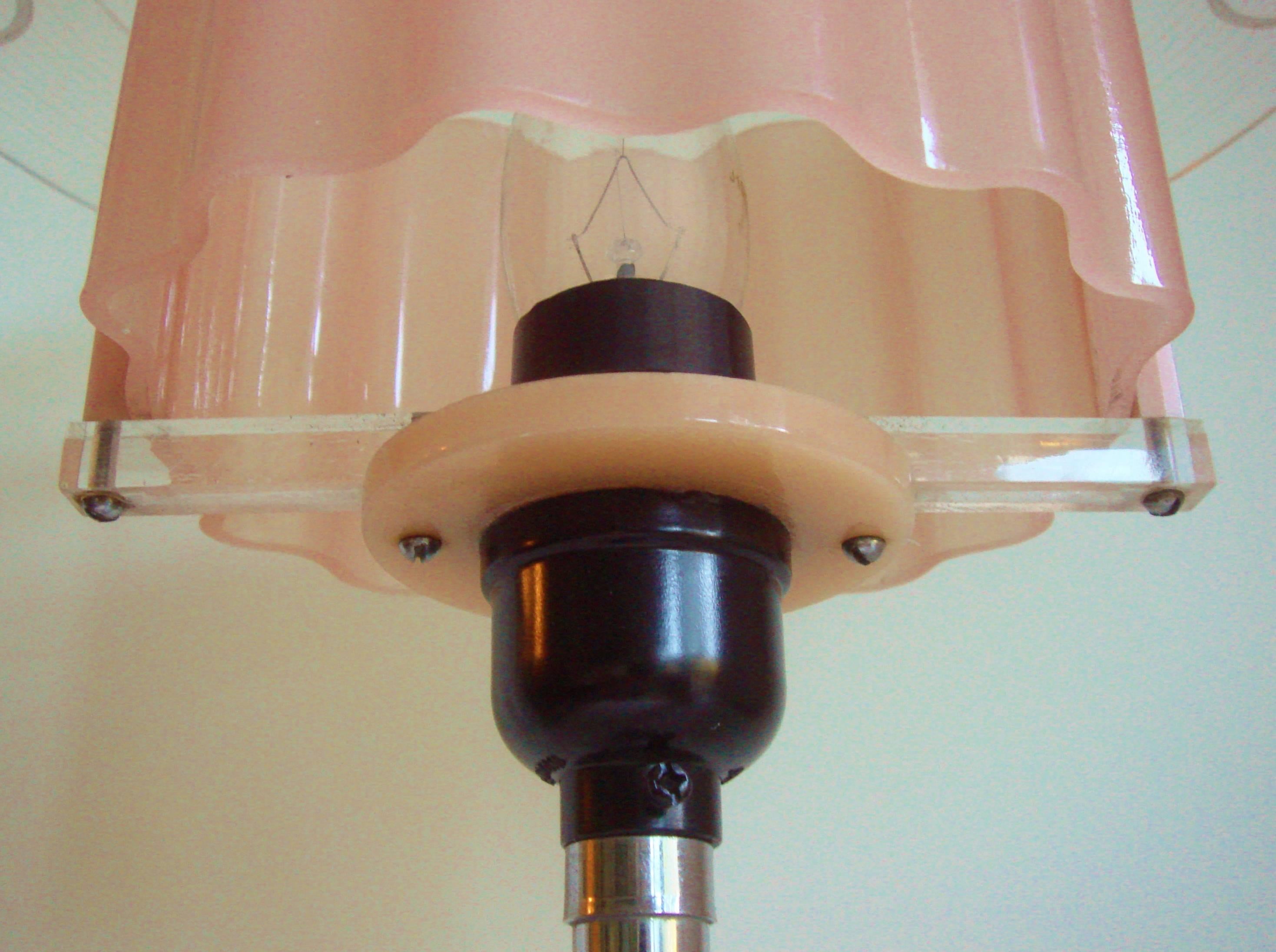 English Art Deco Table Lamp in Chrome with Pink and Etched Clear Lucite Shade In Good Condition In Port Hope, ON