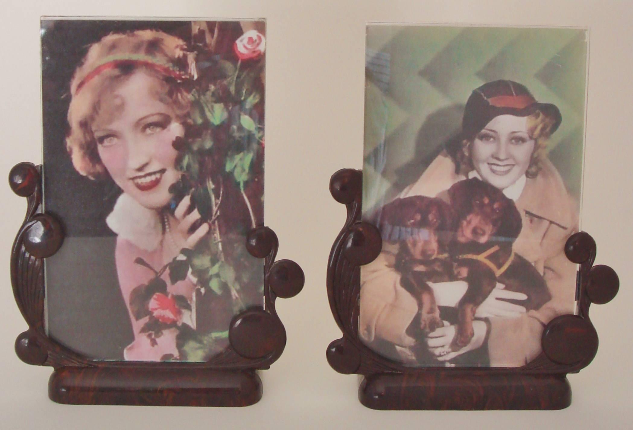 Molded Pair of English Art Deco Marbled Brown Lucite Photo Frames For Sale