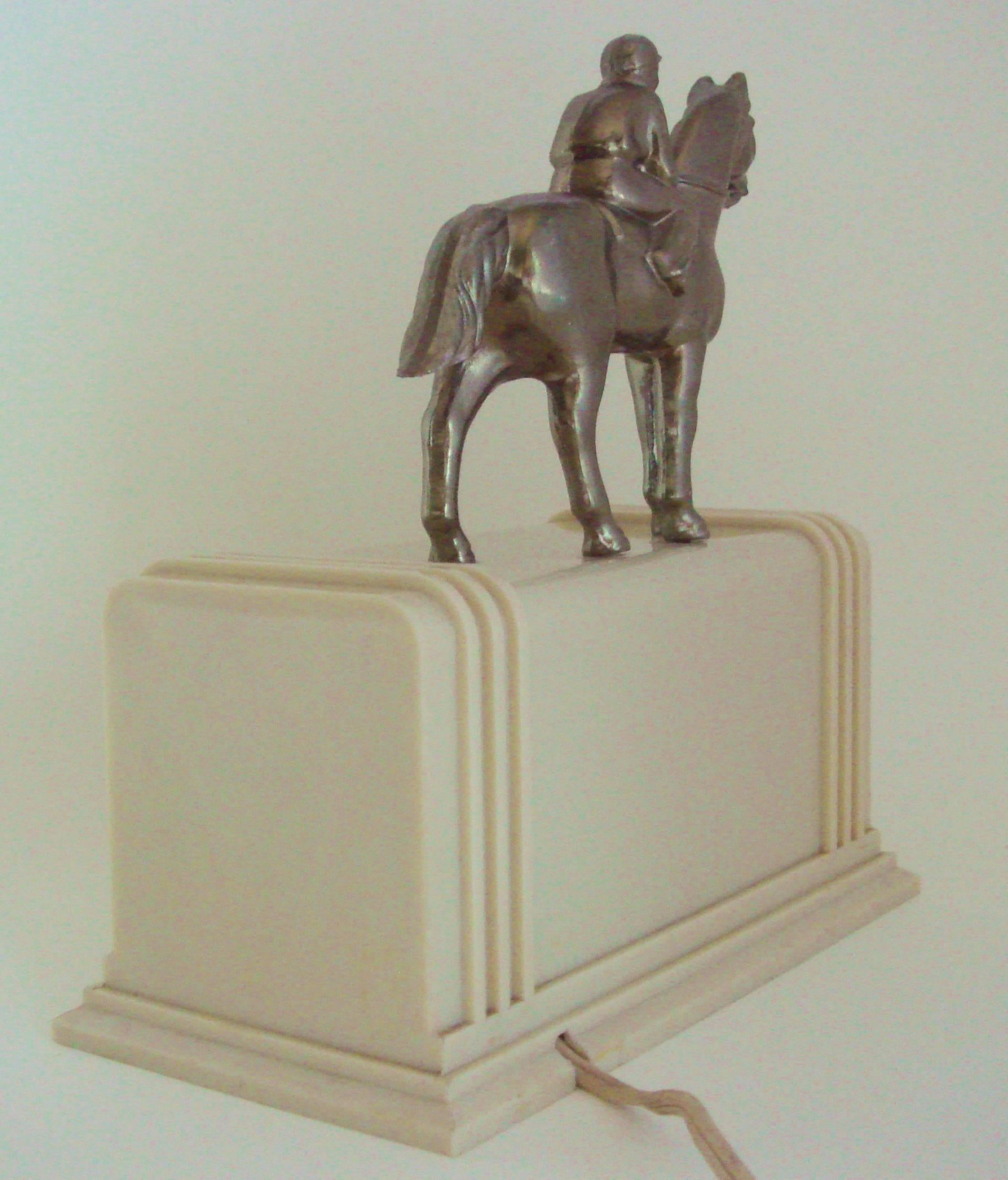 Rare American Art Deco White Plaskon & Spelter Figural Chieftain Trophy Clock In Excellent Condition For Sale In Port Hope, ON