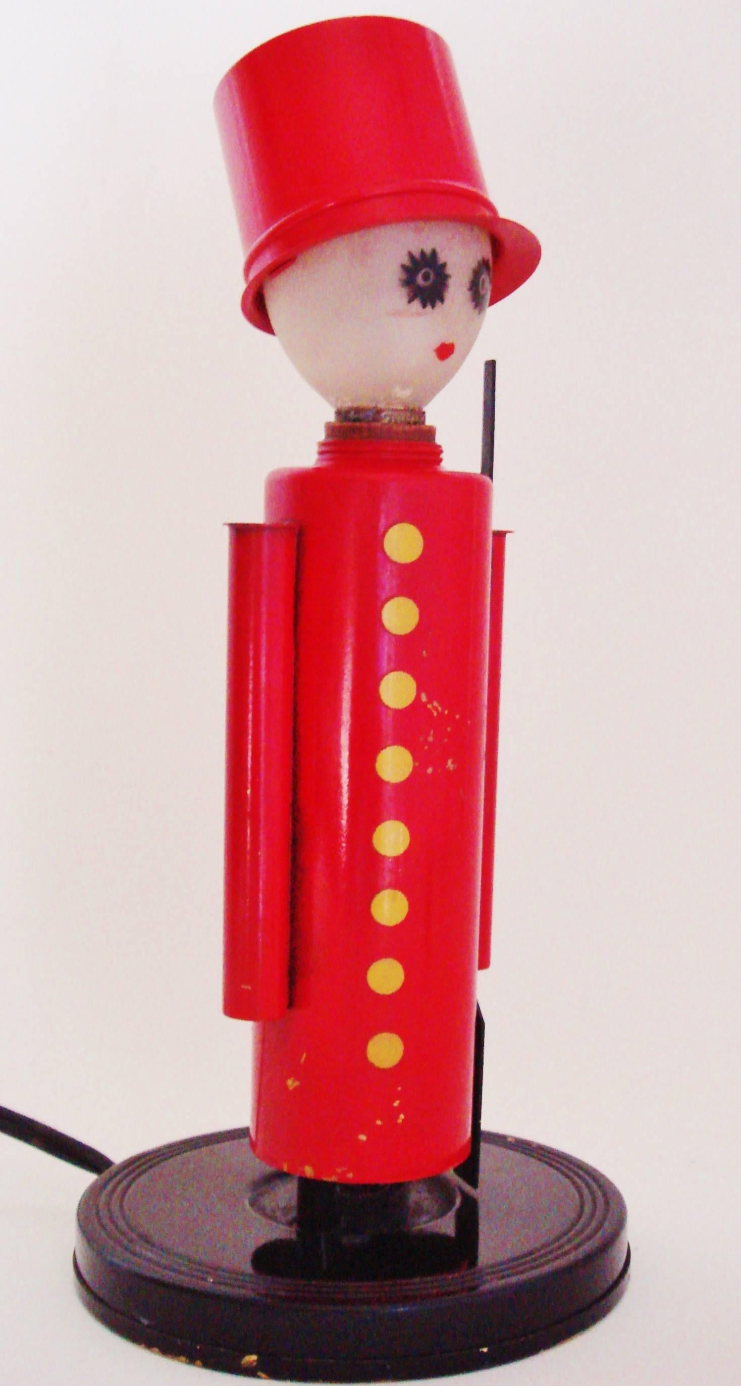 Cette lampe de chambre d'enfant Art déco américaine emblématique, baptisée The Colonel, a été brevetée en 1934 et présentée dans le catalogue Chase la même année. Elle a été créée par Lurelle Guild, qui a également conçu une lampe complémentaire,