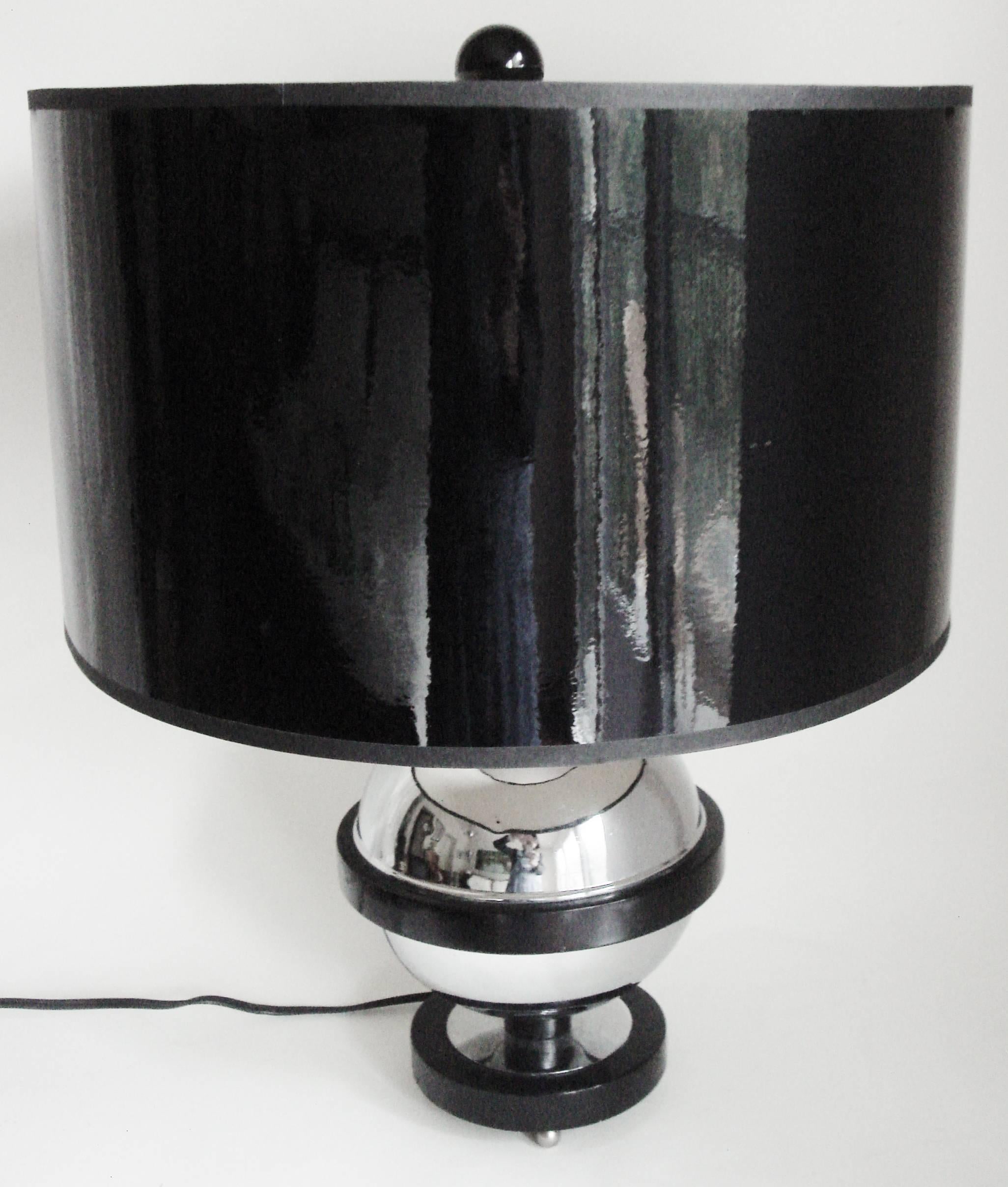 American Art Deco Chrome, Black Lacquered Wood and Bakelite Saturn Table Lamp 1