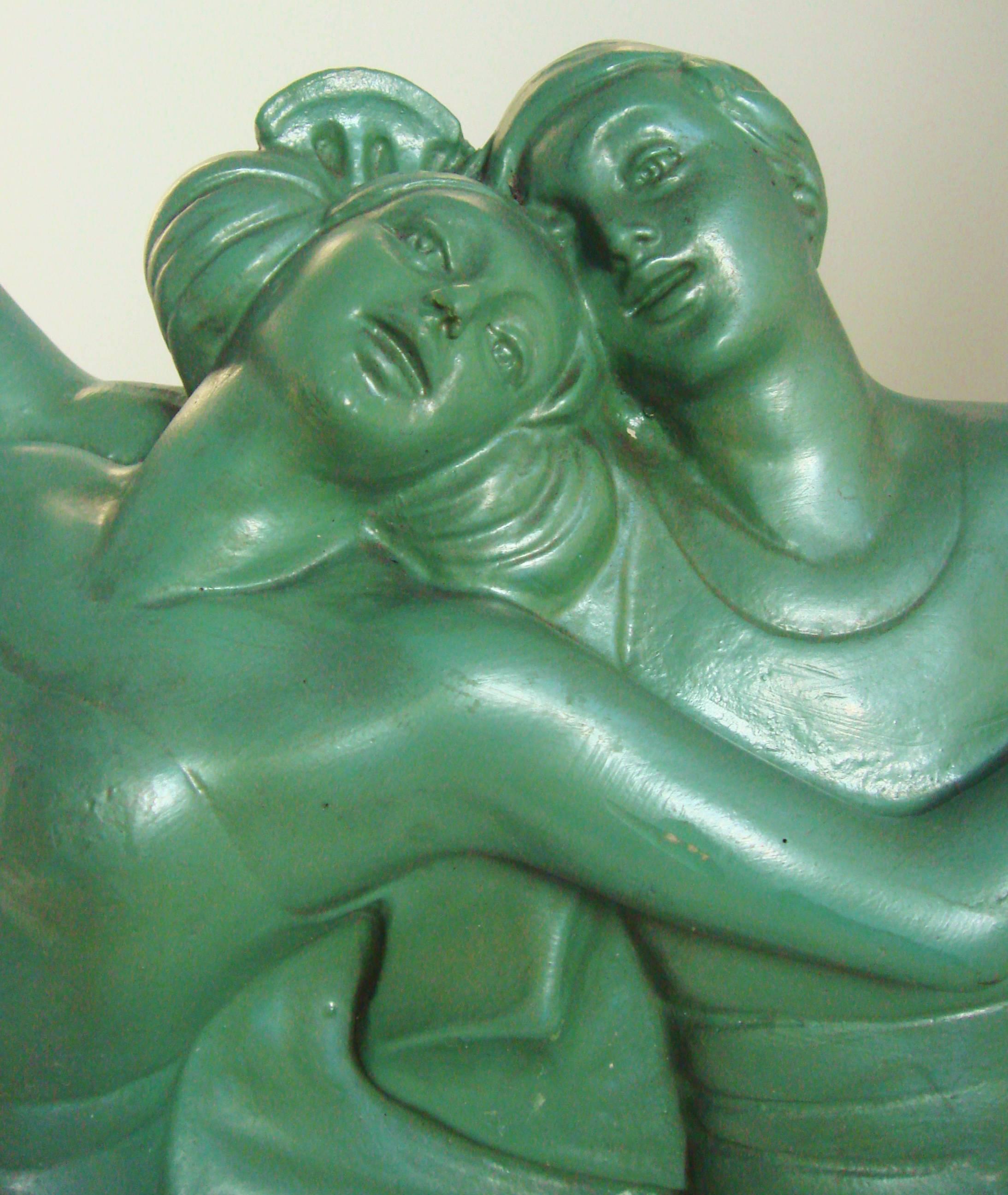 Englische englische Art-Déco-Gips-Tanzende Paar-Statue von der Ornamental Plaster Co. (Gemalt) im Angebot