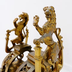 Coppia di antici alari in bronzo dorato raffiguranti leoni rampanti, in stile ottocentesco
