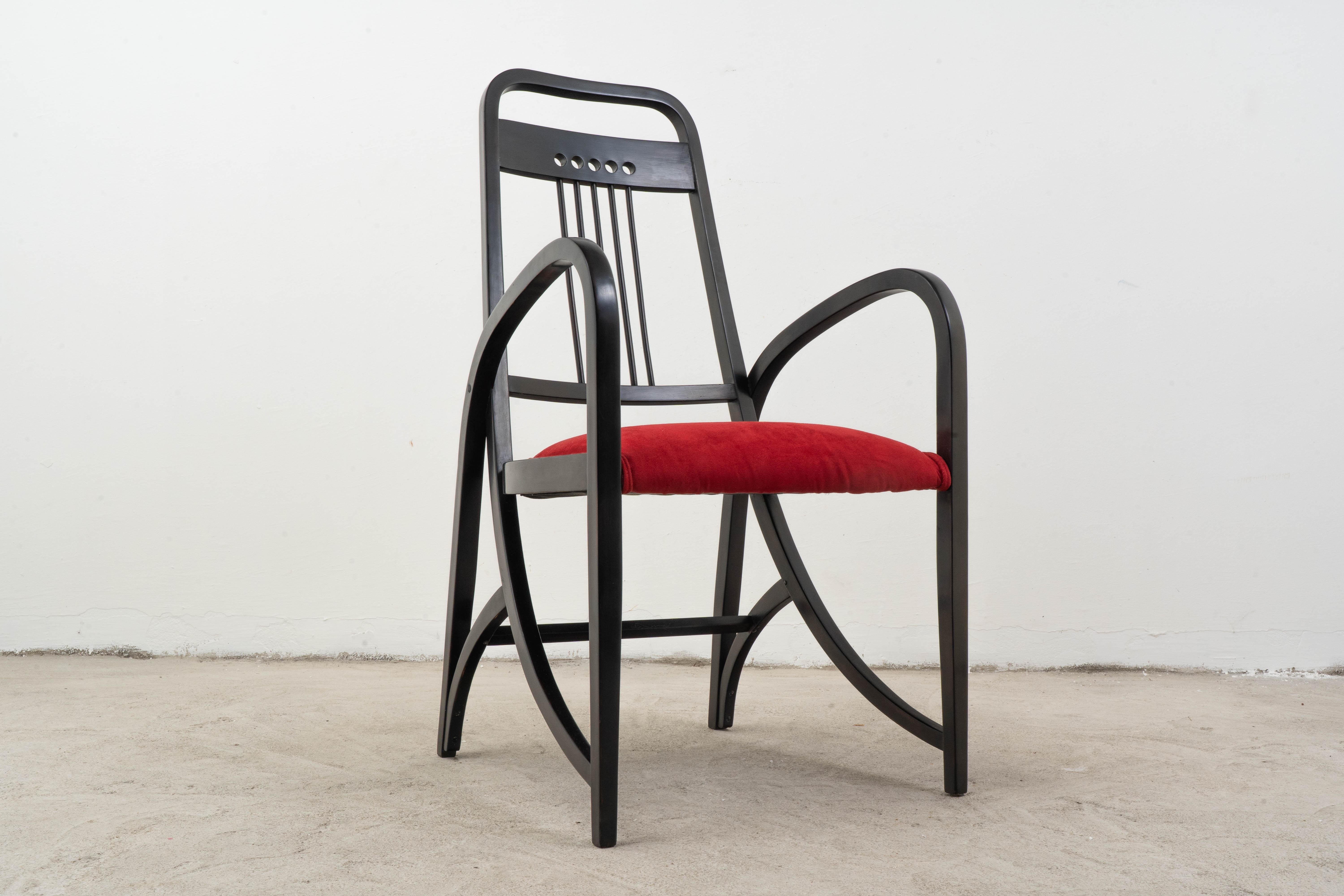 Thonet Armchair, Model No. 511 — Black Lacquered Wood and Red Upholstery

This elegant armchair, Model No. 511, was manufactured by the iconic Viennese firm Thonet, a name synonymous with 19th and early 20th-century innovation in bentwood furniture.