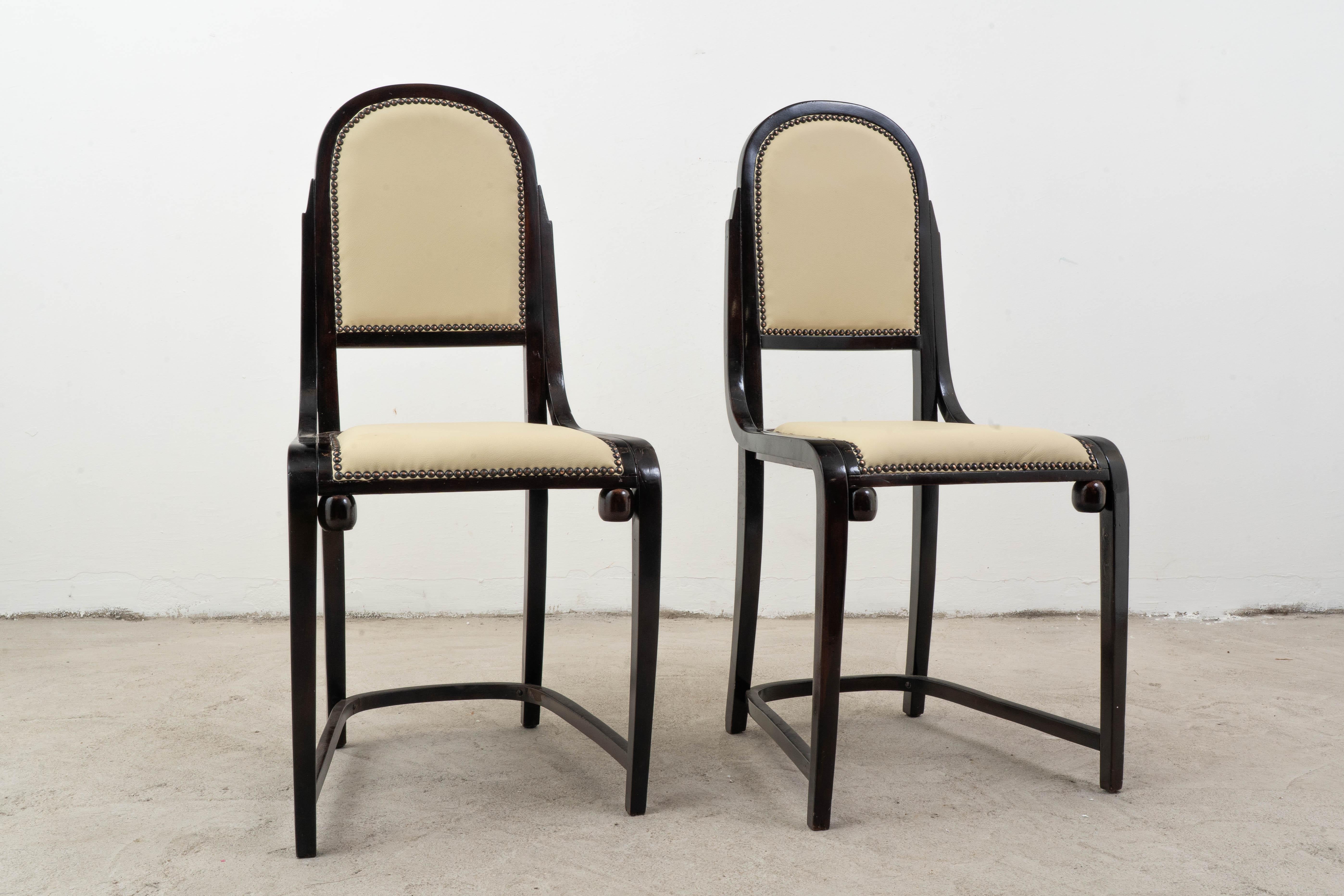 Satz von zwei Esszimmerstühlen aus Buche von Josef Hoffmann für Jacob & Josef Kohn

Dieses raffinierte Set aus zwei Esszimmerstühlen wurde von Josef Hoffmann für die renommierte österreichische Firma Jacob & Josef Kohn entworfen. Die Stühle sind ein