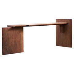 Banco escultural de madera maciza «Henrique», de Gregory Beson