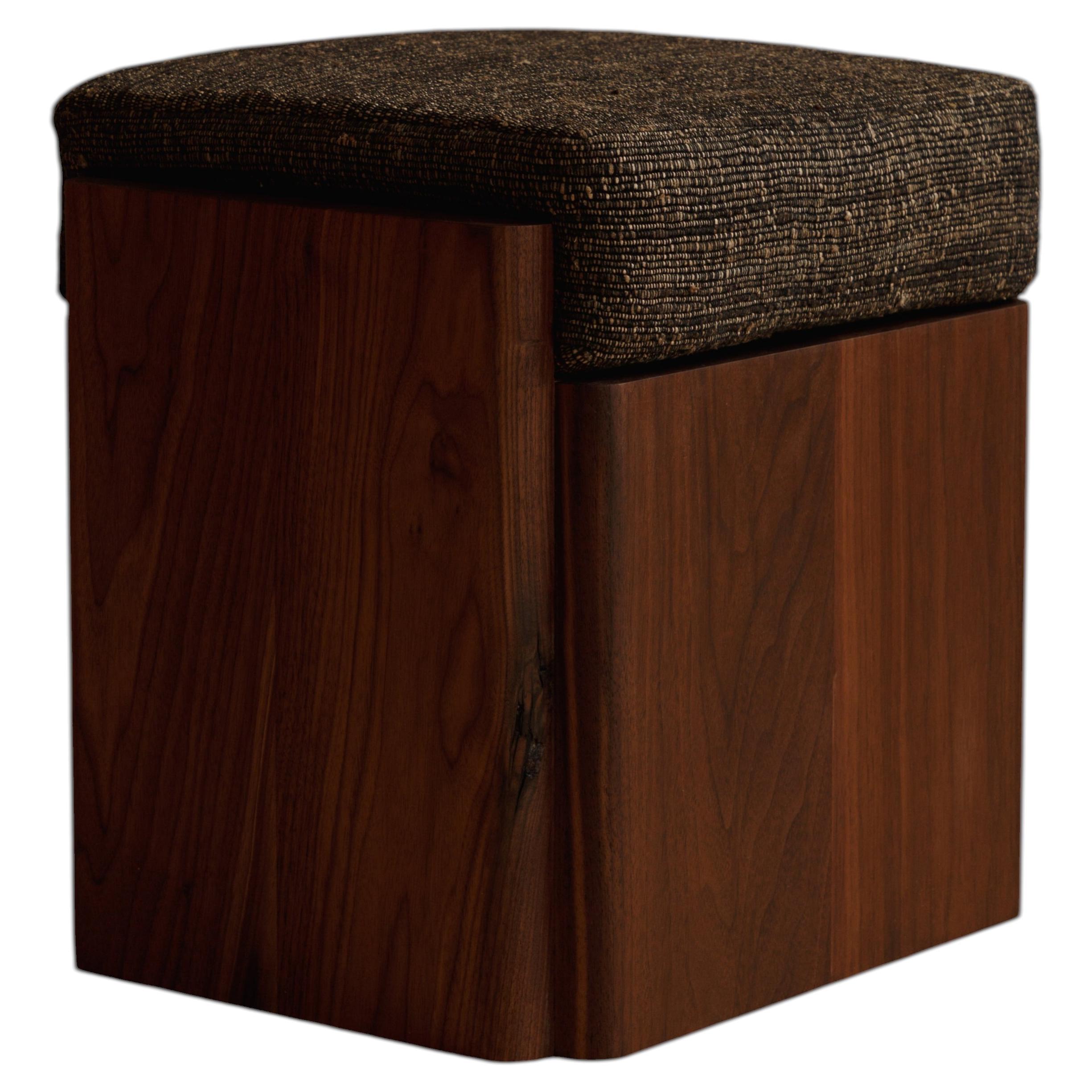 Taburete «Phil» de madera maciza y tapizado, de Gregory Beson