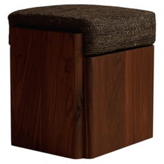 Taburete «Phil» de madera maciza y tapizado, de Gregory Beson