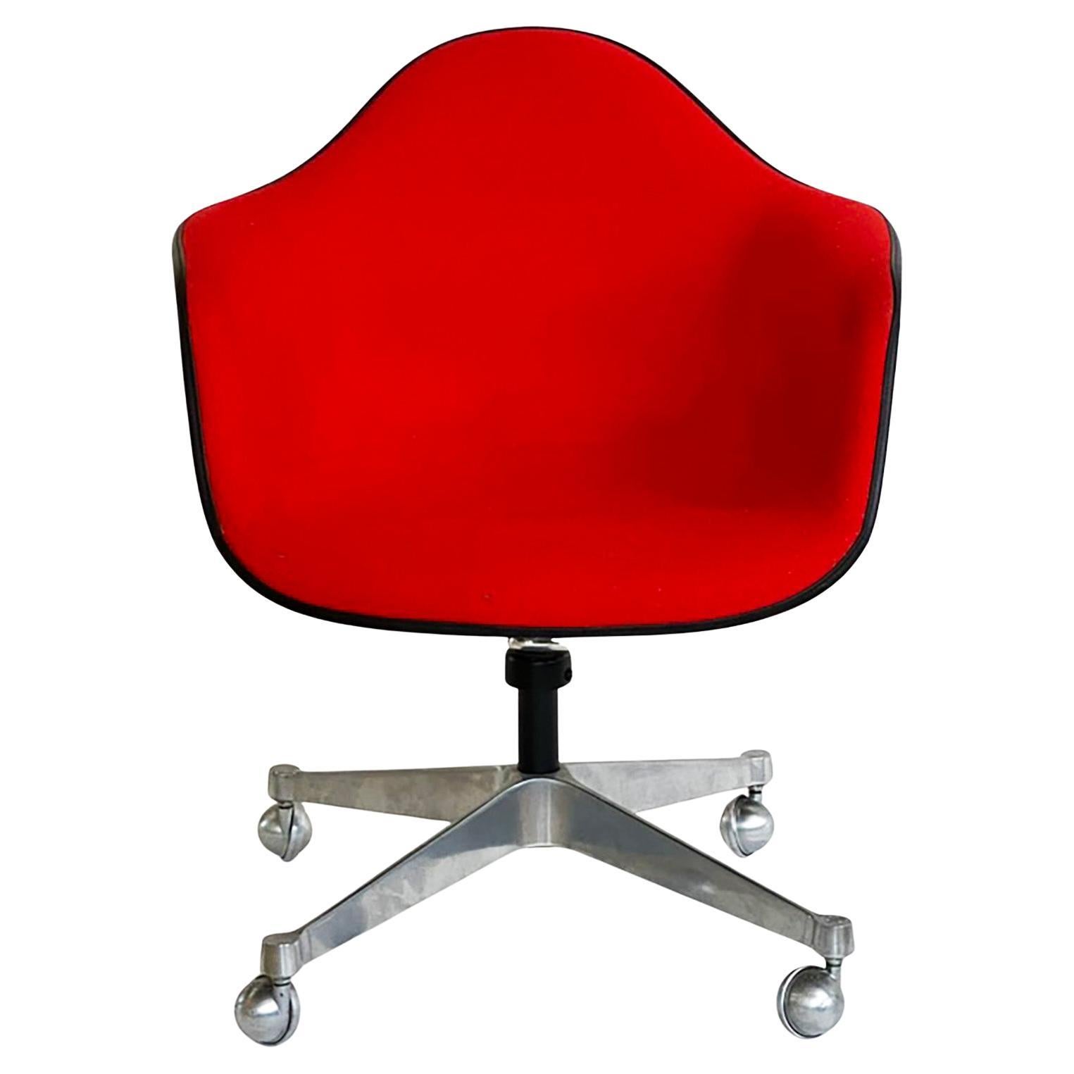 1970 Chaise de bureau pivotante tapissée Charles Eames pour Herman Miller