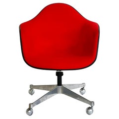 1970 Chaise de bureau pivotante tapissée Charles Eames pour Herman Miller