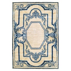 Alfombra palaciega de lana azul y marfil de Edward Fields, estilo neoclásico, de alrededor de la década de 1970